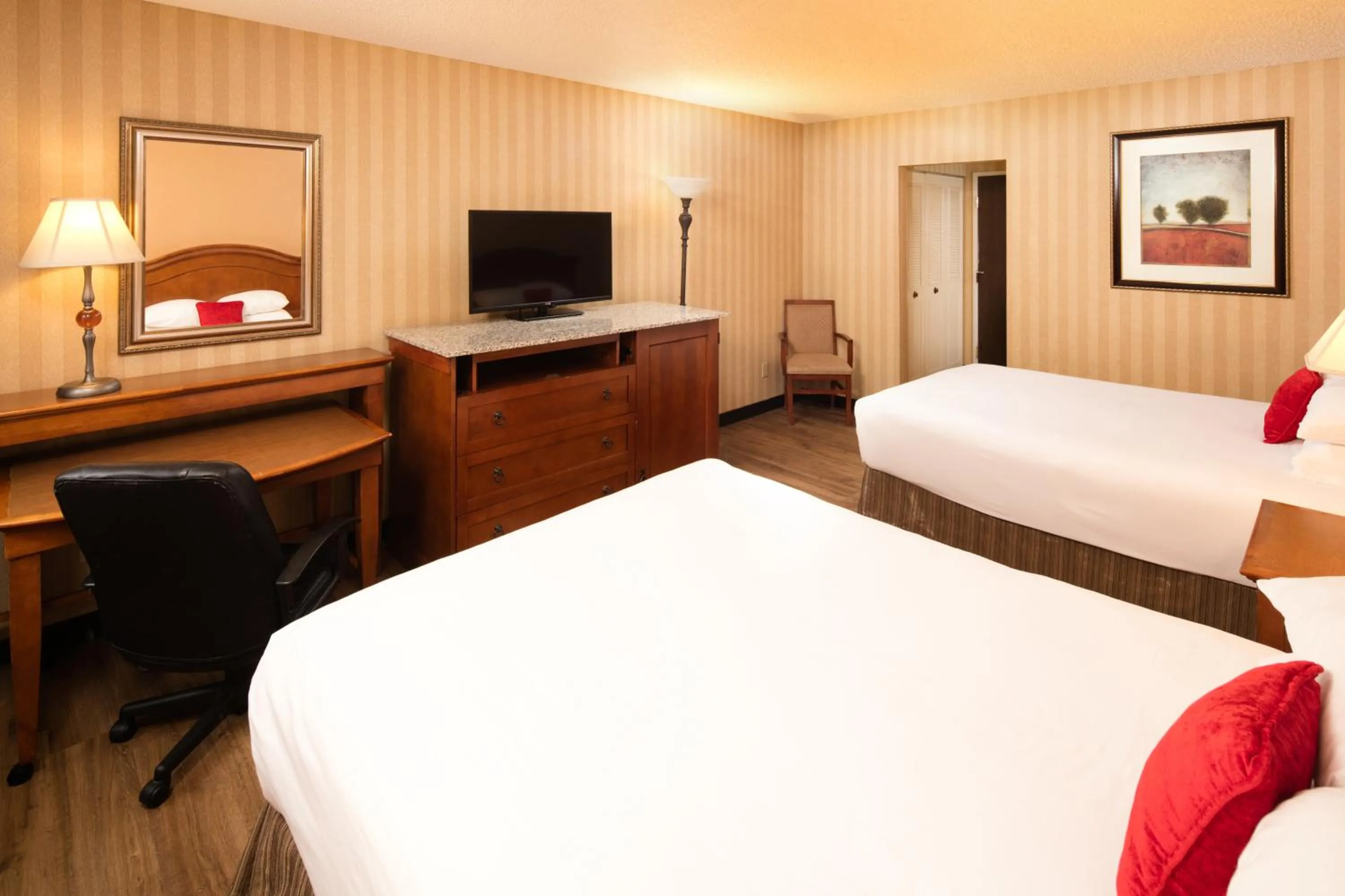 Bed, TV/Entertainment Center in Red Lion Hotel Twin Falls