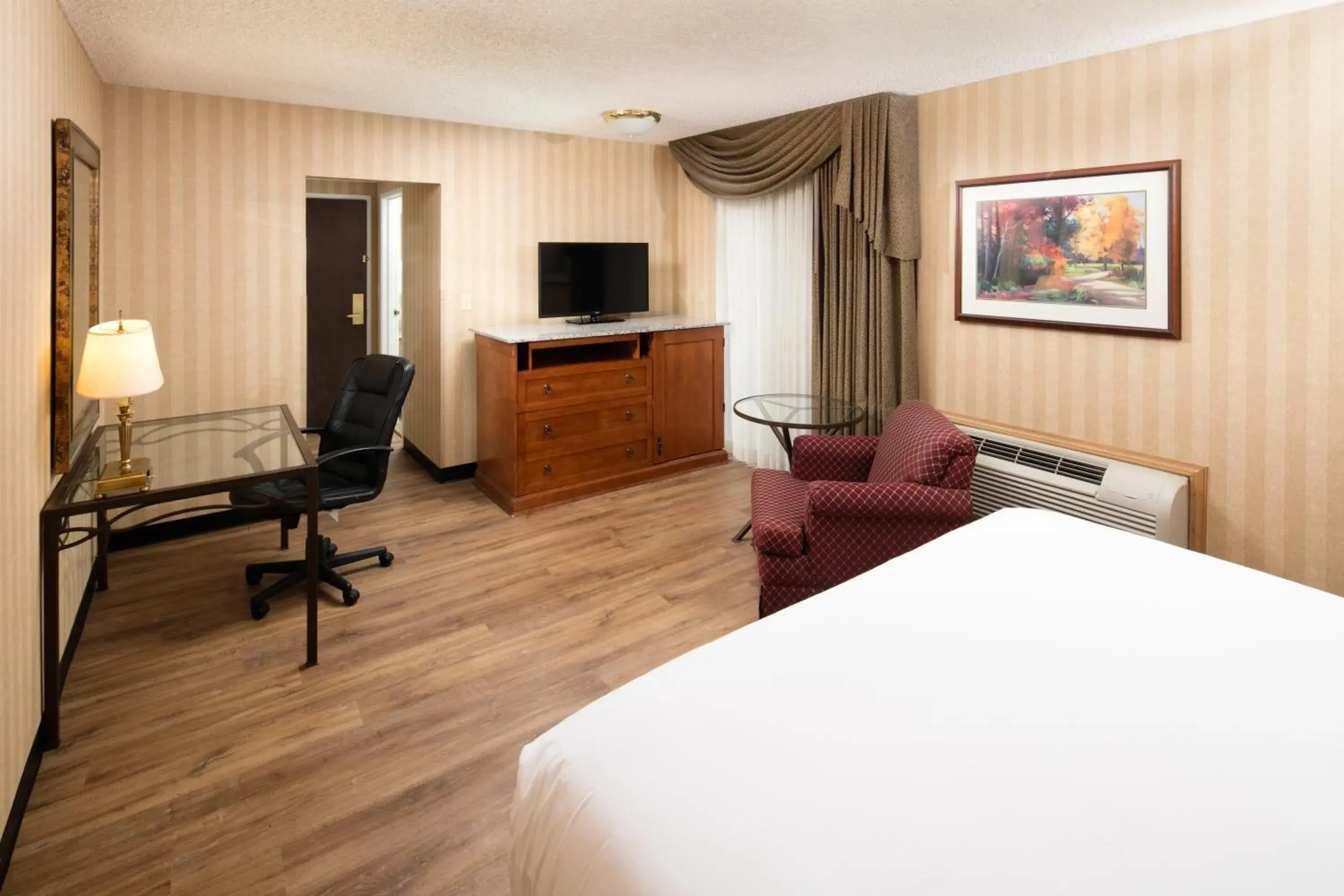 Bed, TV/Entertainment Center in Red Lion Hotel Twin Falls