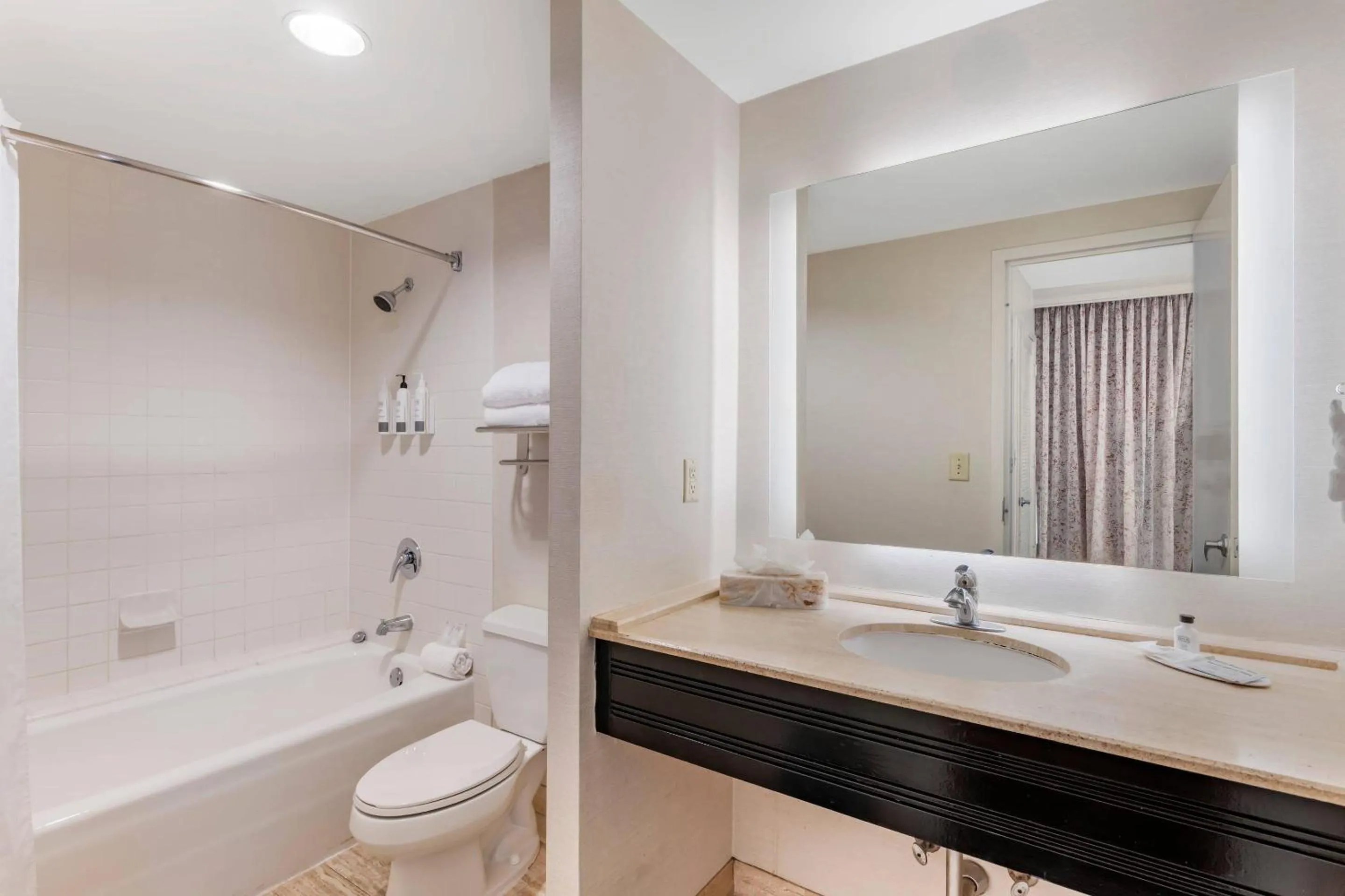 Bedroom in The Connally Hotel Downtown Atlanta, an Ascend Collection Hotel