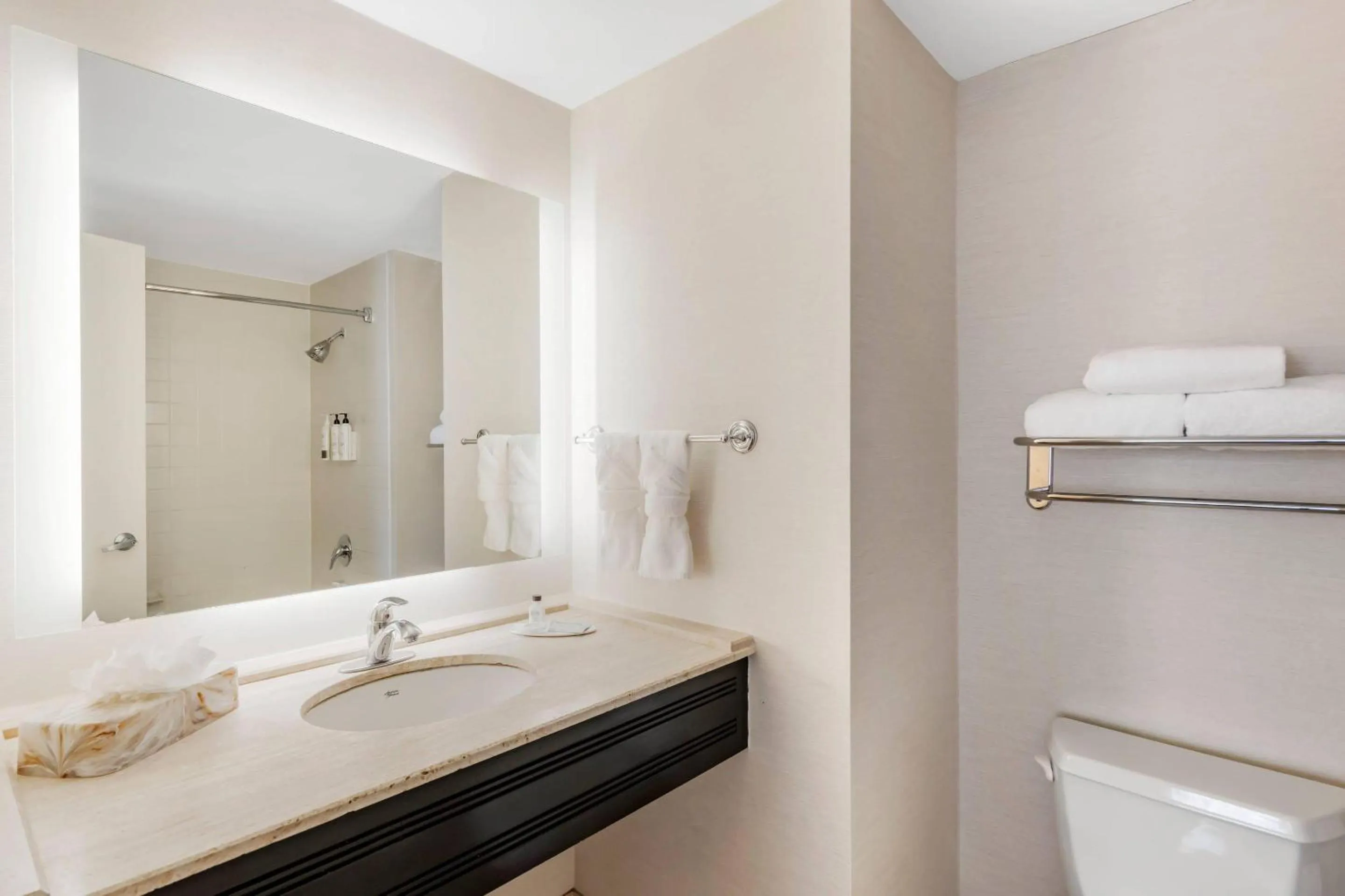 Bedroom in The Connally Hotel Downtown Atlanta, an Ascend Collection Hotel