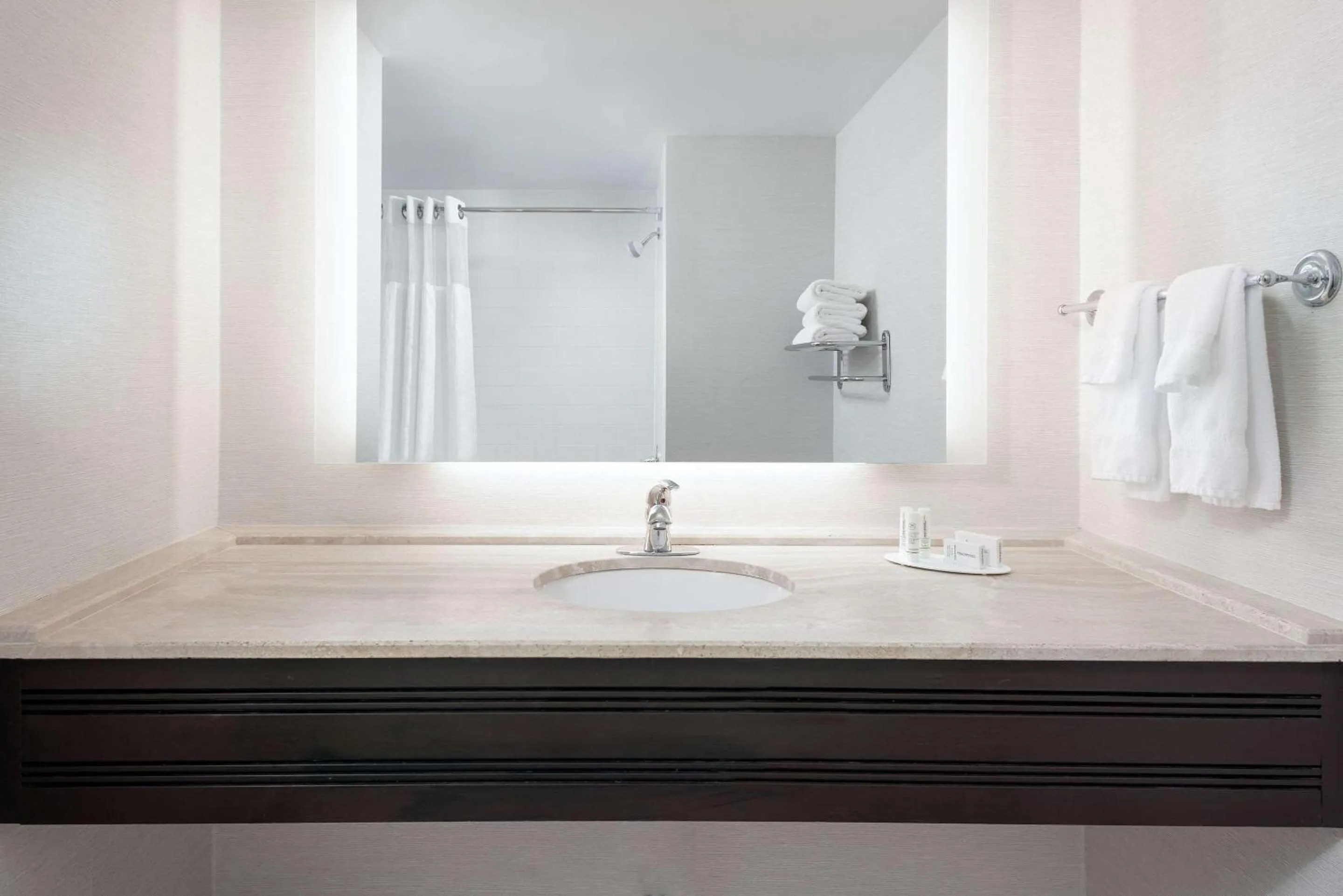 Bedroom in The Connally Hotel Downtown Atlanta, an Ascend Collection Hotel