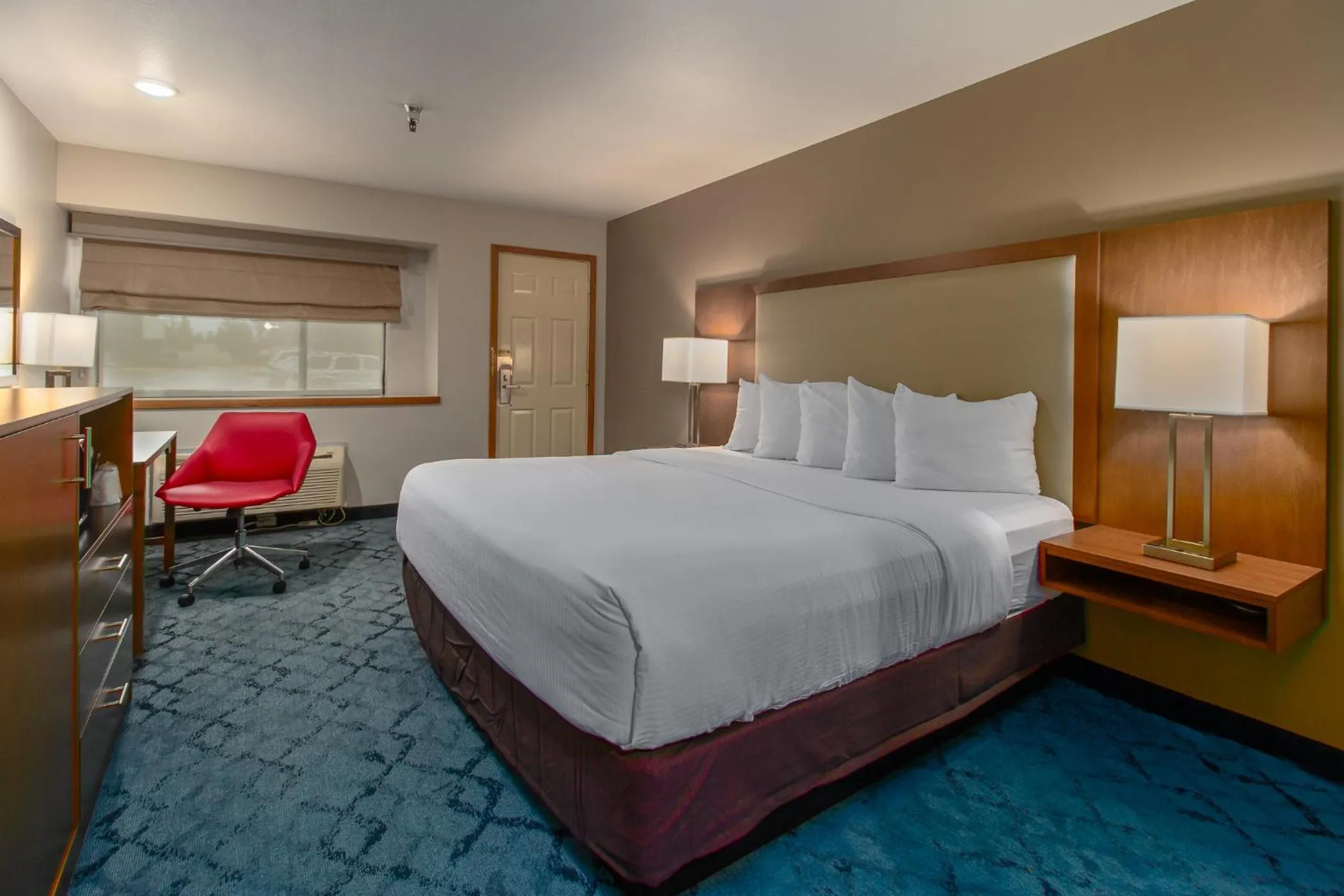 Photo of the whole room, Bed in Red Lion Templin's Hotel on the River