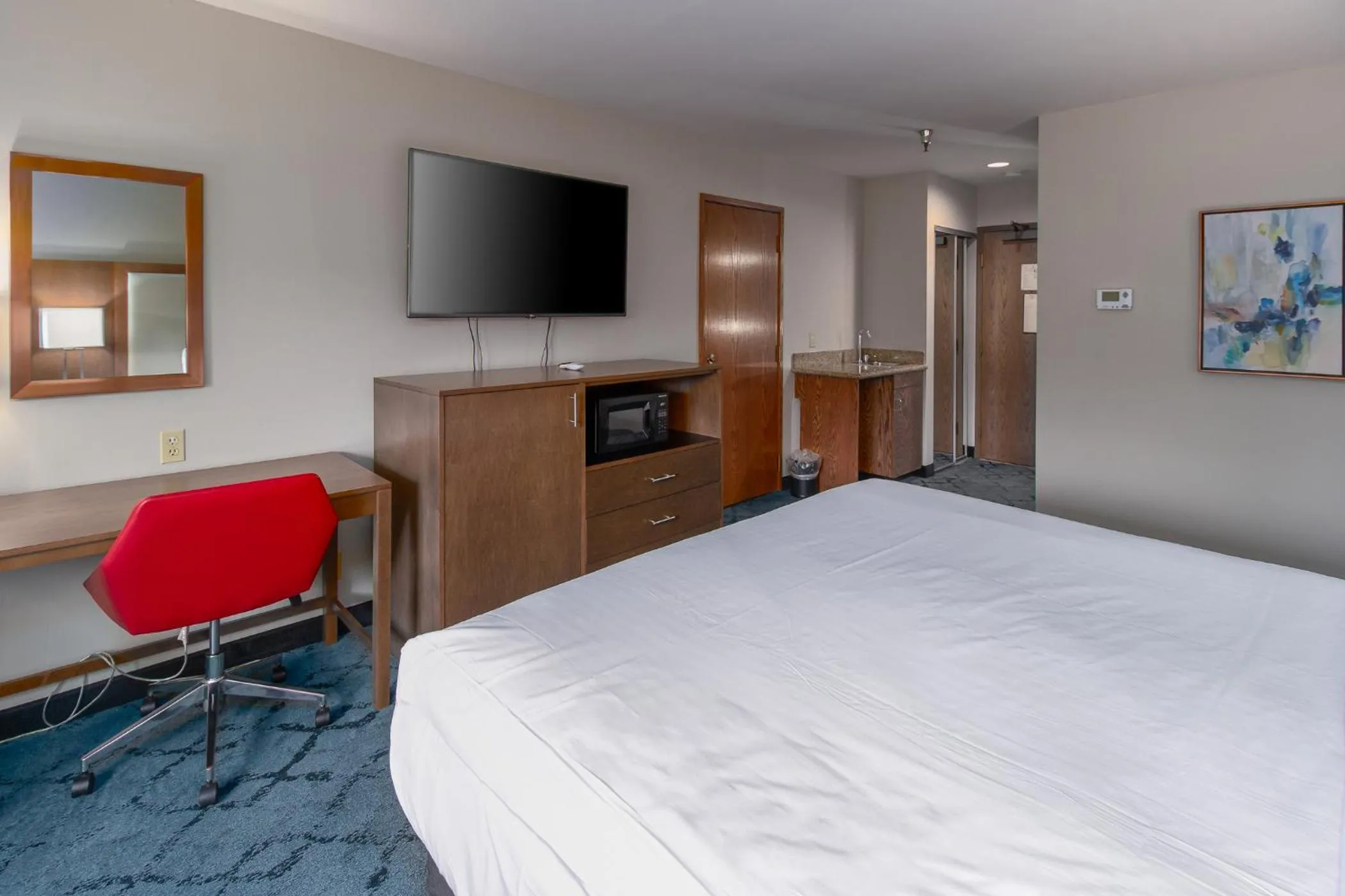 Photo of the whole room, Bed in Red Lion Templin's Hotel on the River