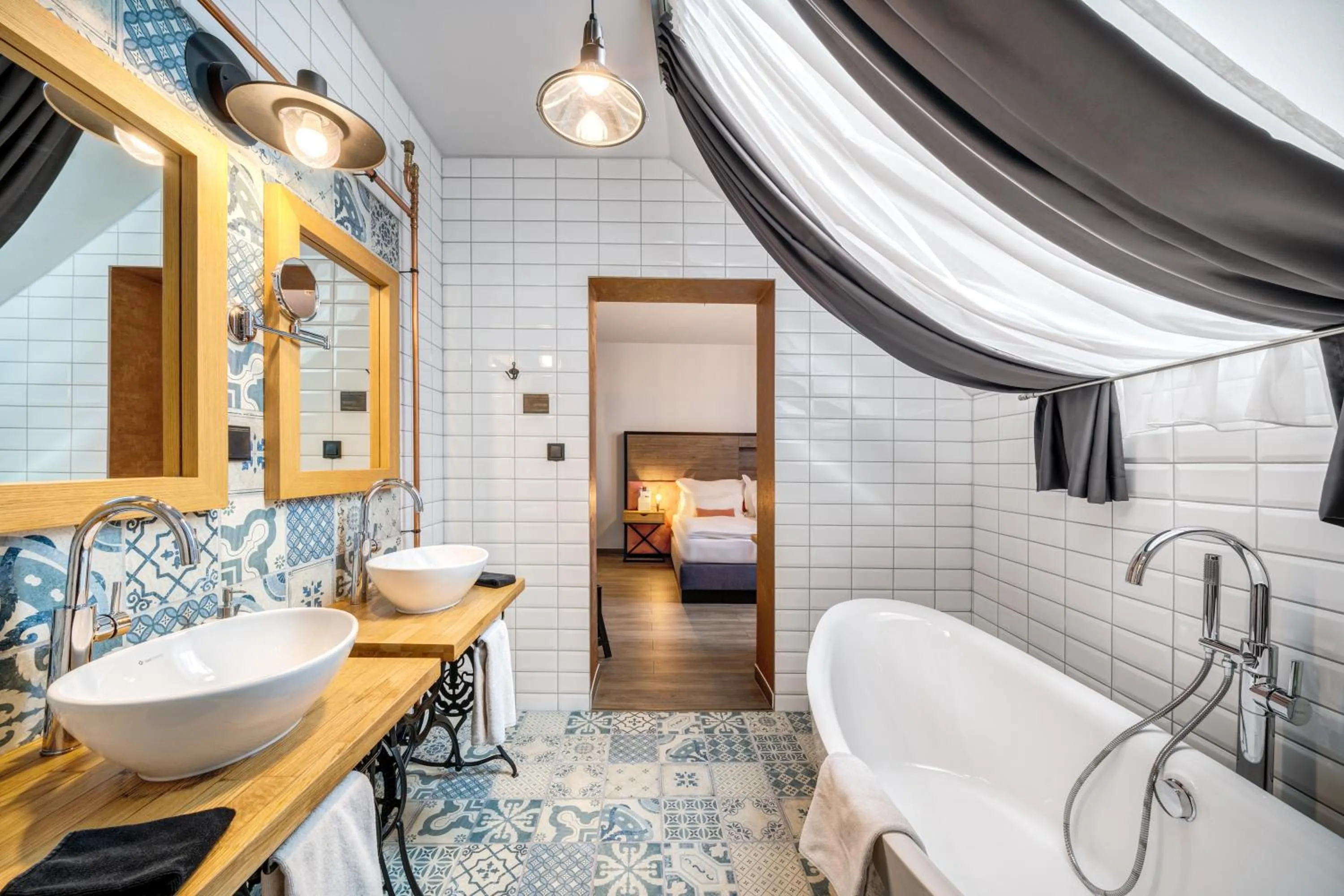 Bathroom, Bed in Hotel Memories OldTown