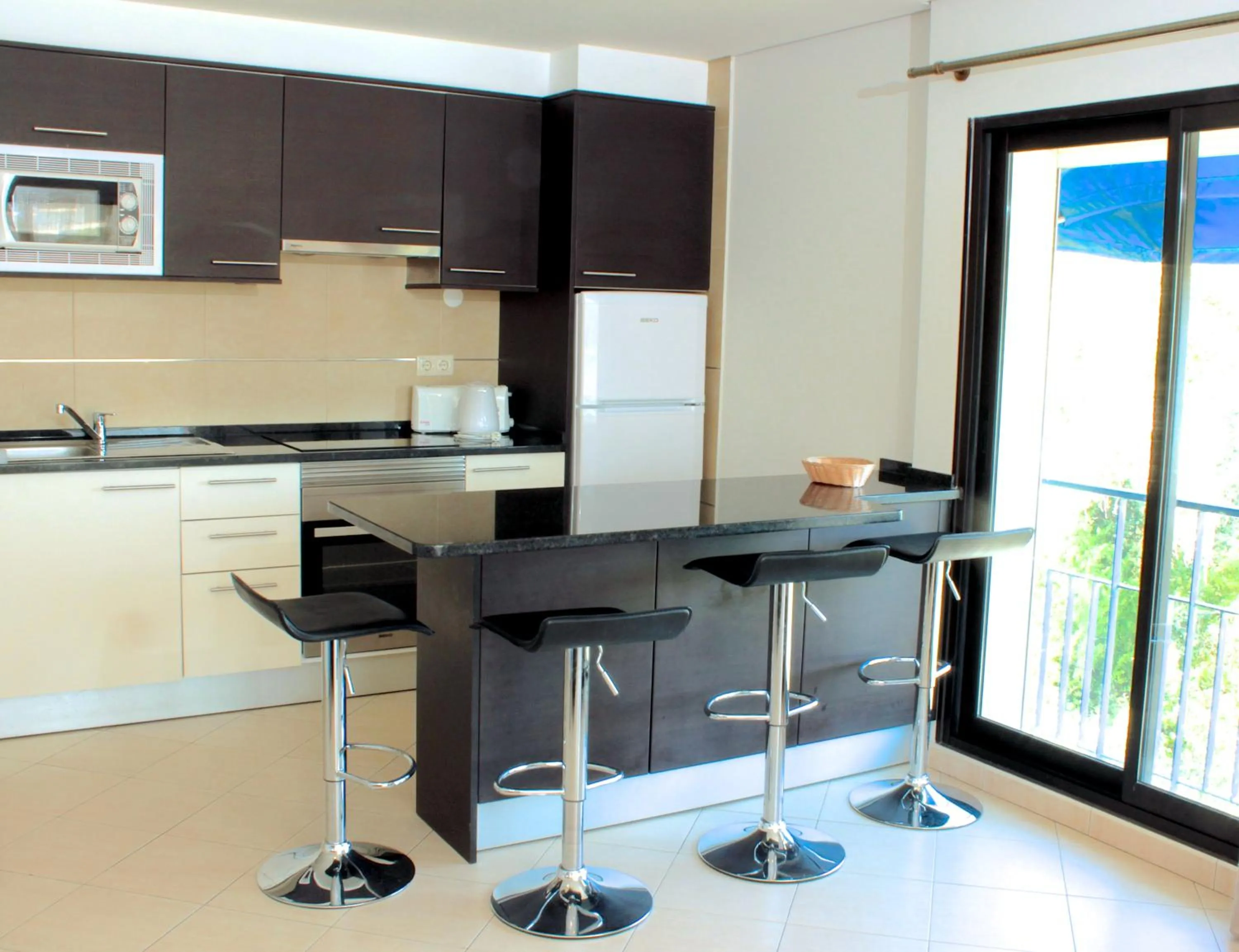 Kitchen or kitchenette in Parque Mourabel, Oásis Village & Pé do Lago