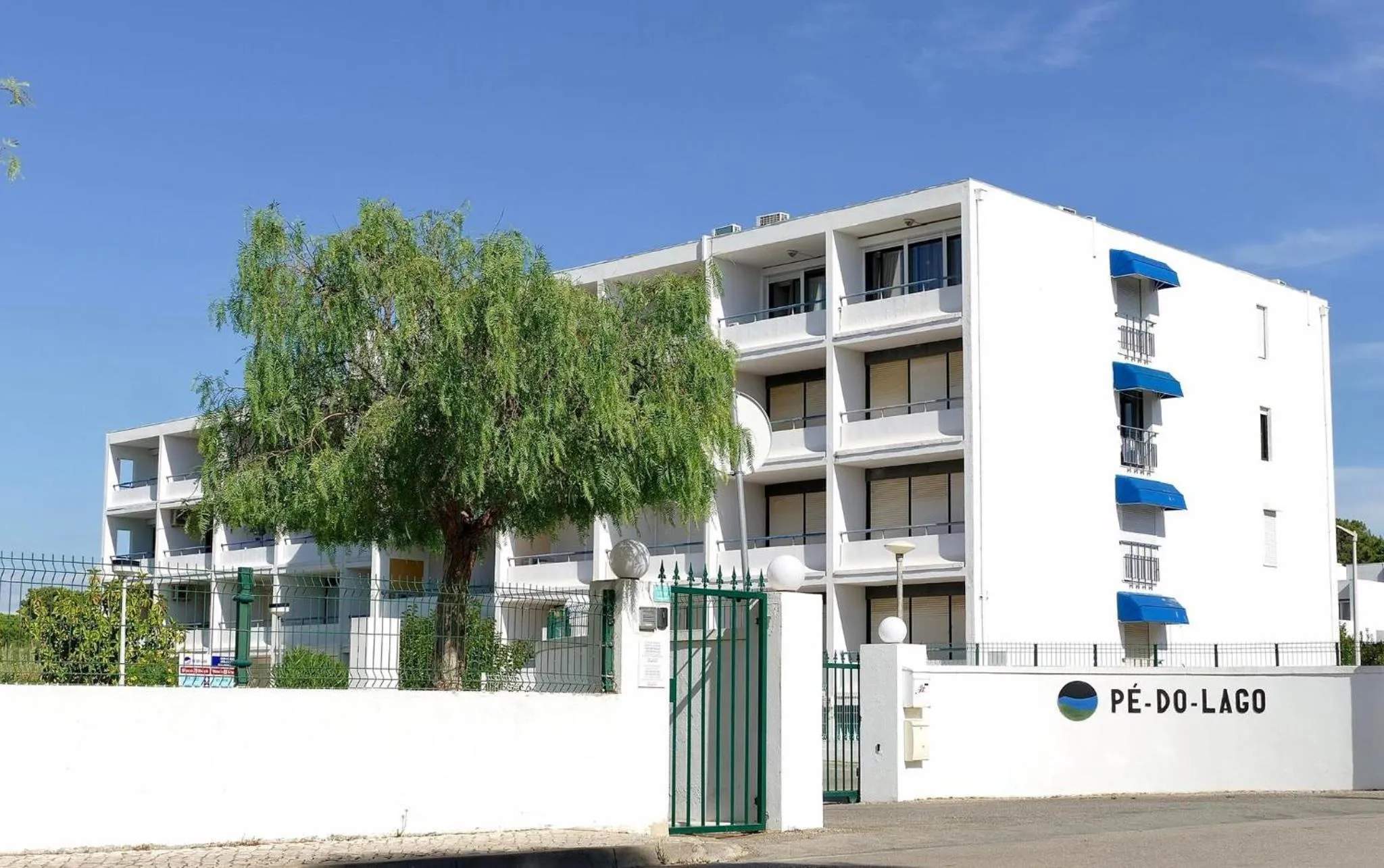 Property building in Parque Mourabel, Oásis Village & Pé do Lago