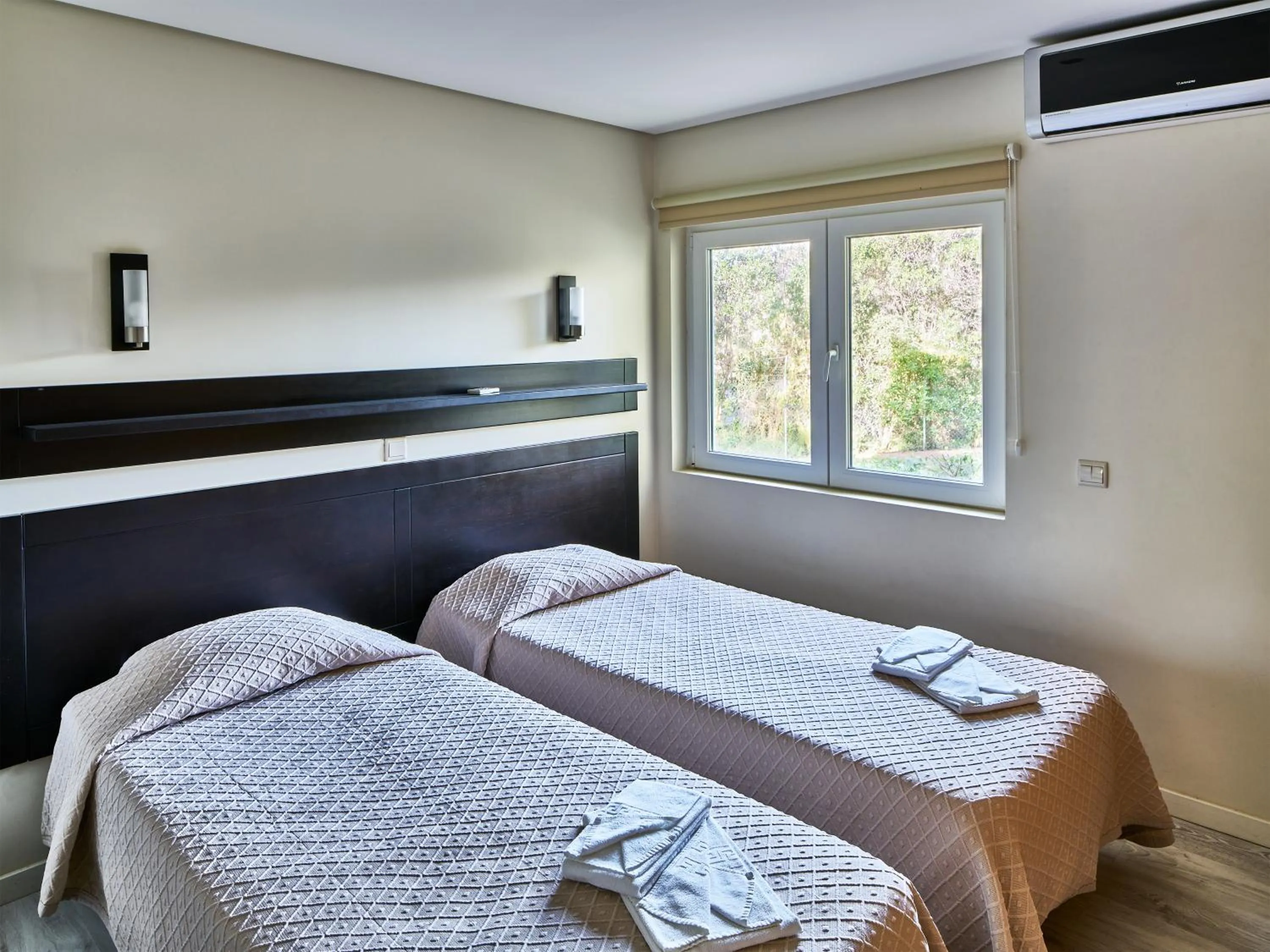 Bedroom, Bed in Parque Mourabel, Oásis Village & Pé do Lago