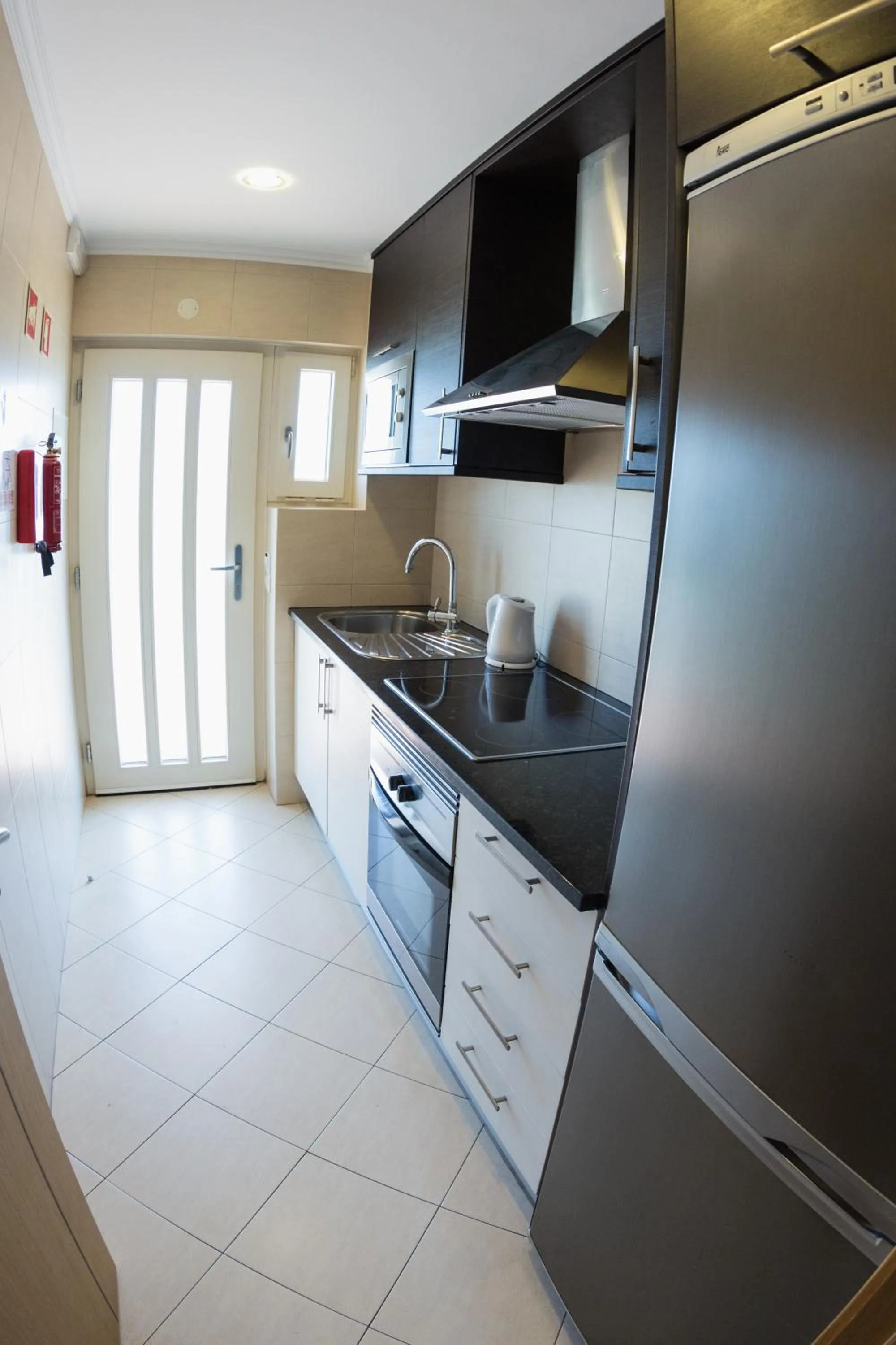 Kitchen or kitchenette in Parque Mourabel, Oásis Village & Pé do Lago