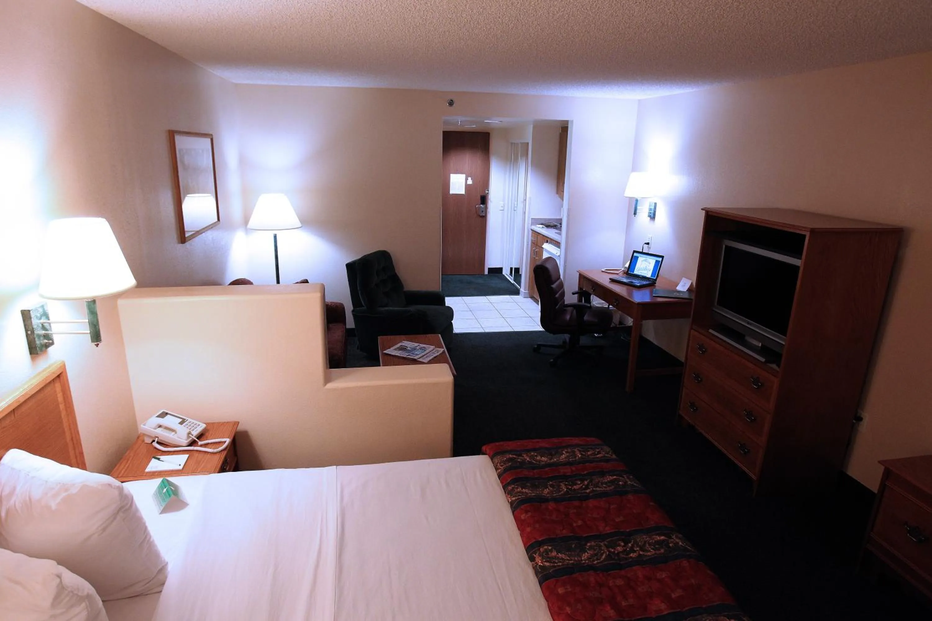 Photo of the whole room, Bed in Gateway Studio Suites