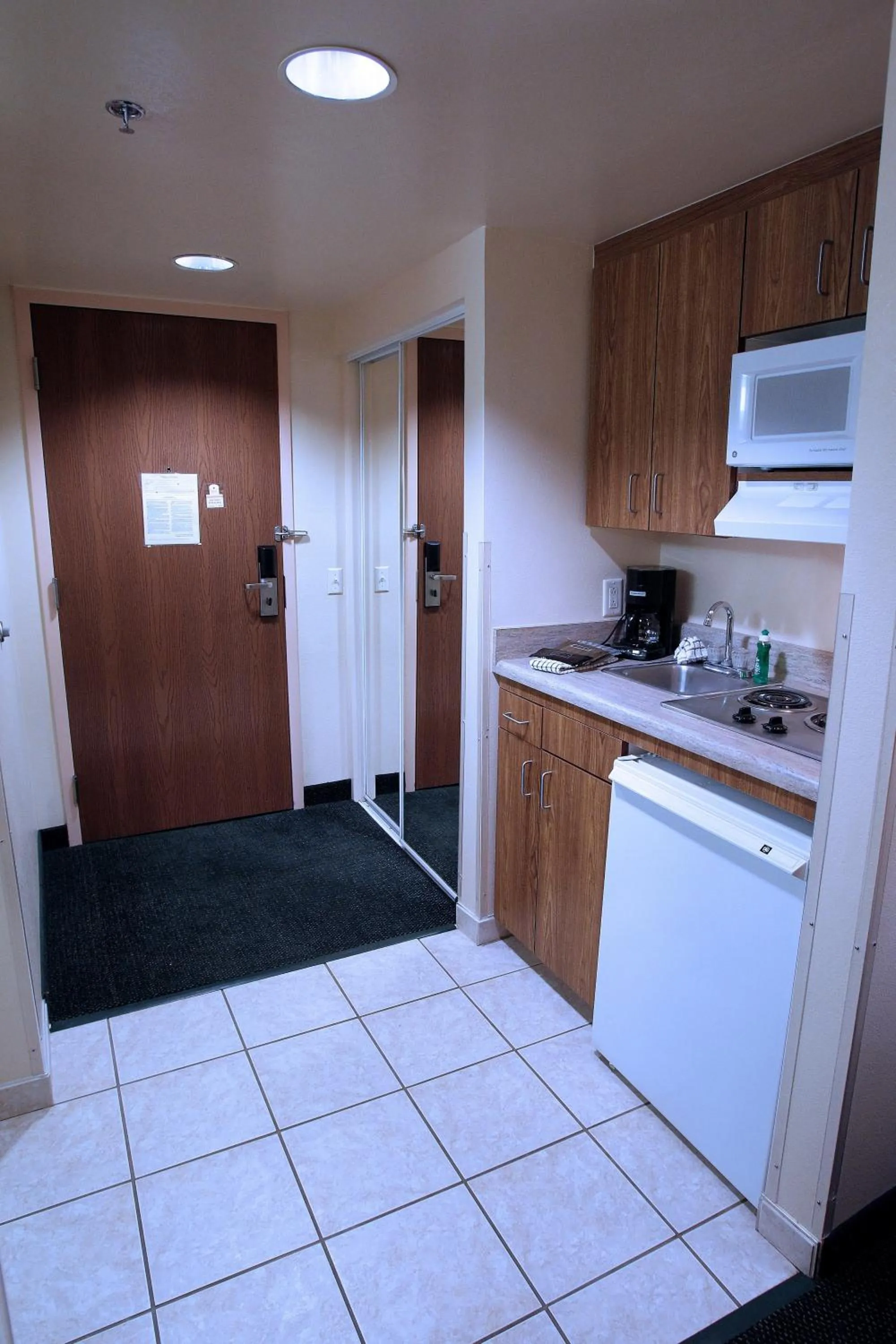 Kitchen or kitchenette in Gateway Studio Suites