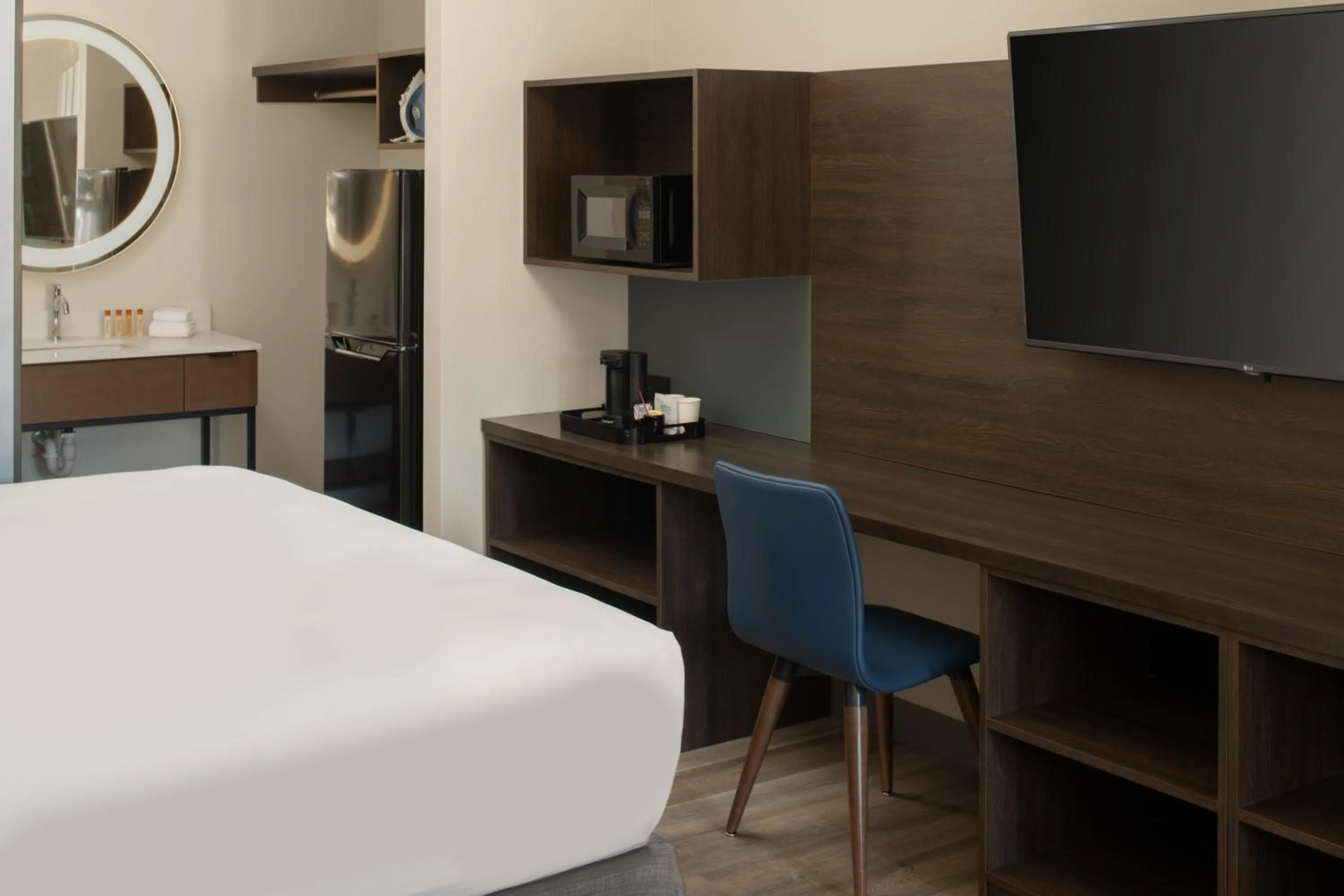 Bedroom, Bed in Red Lion Hotel Port Angeles Harbor