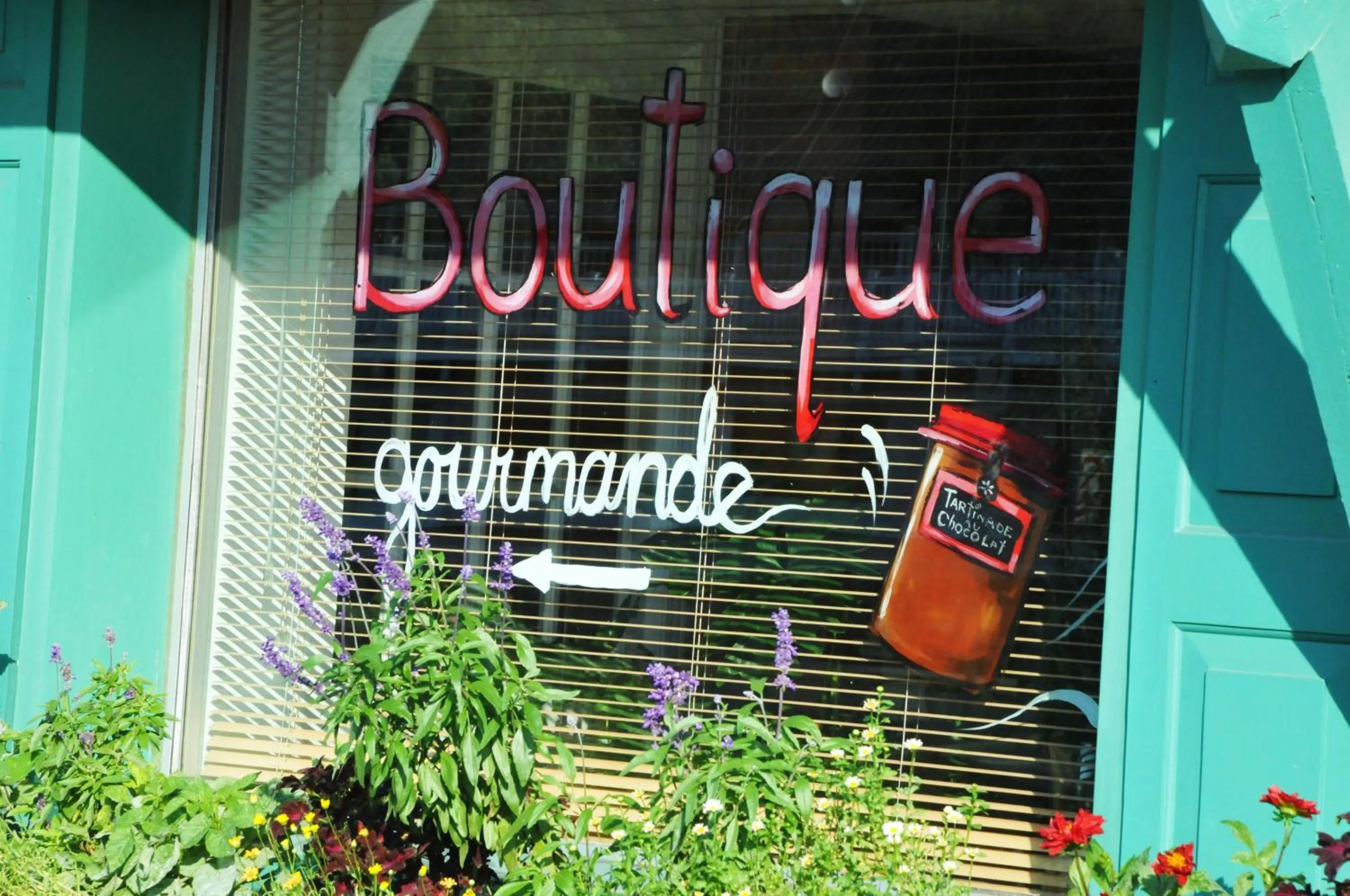 Facade/entrance in Auberge La Chocolatiere