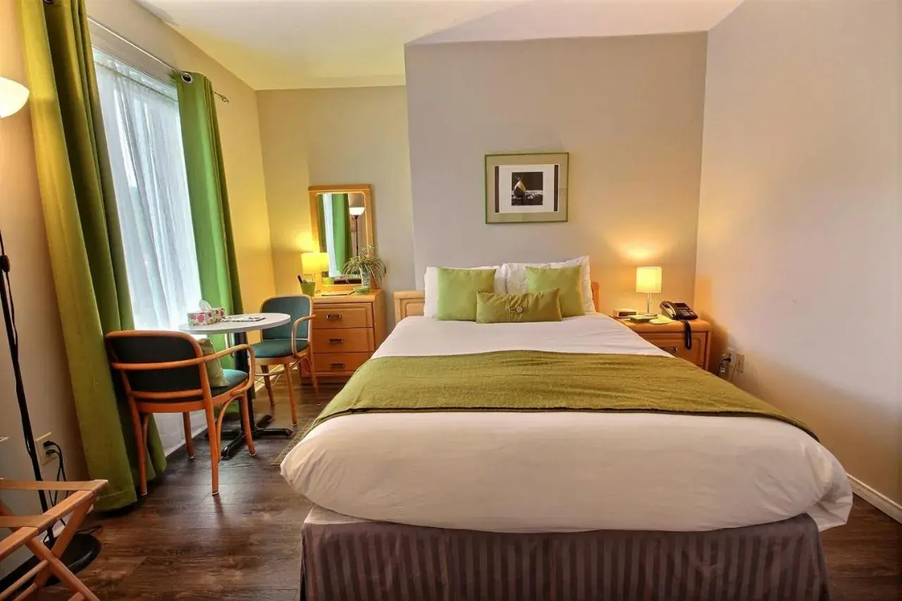 Economy Room with One Queen Bed in Auberge La Chocolatiere Economy Room with One Queen Bed in Auberge La Chocolatiere