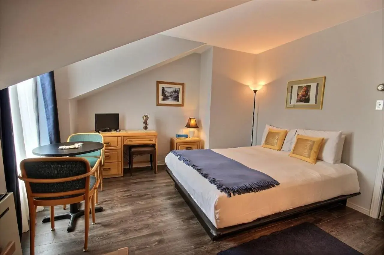 Queen Room in Auberge La Chocolatiere Queen Room in Auberge La Chocolatiere