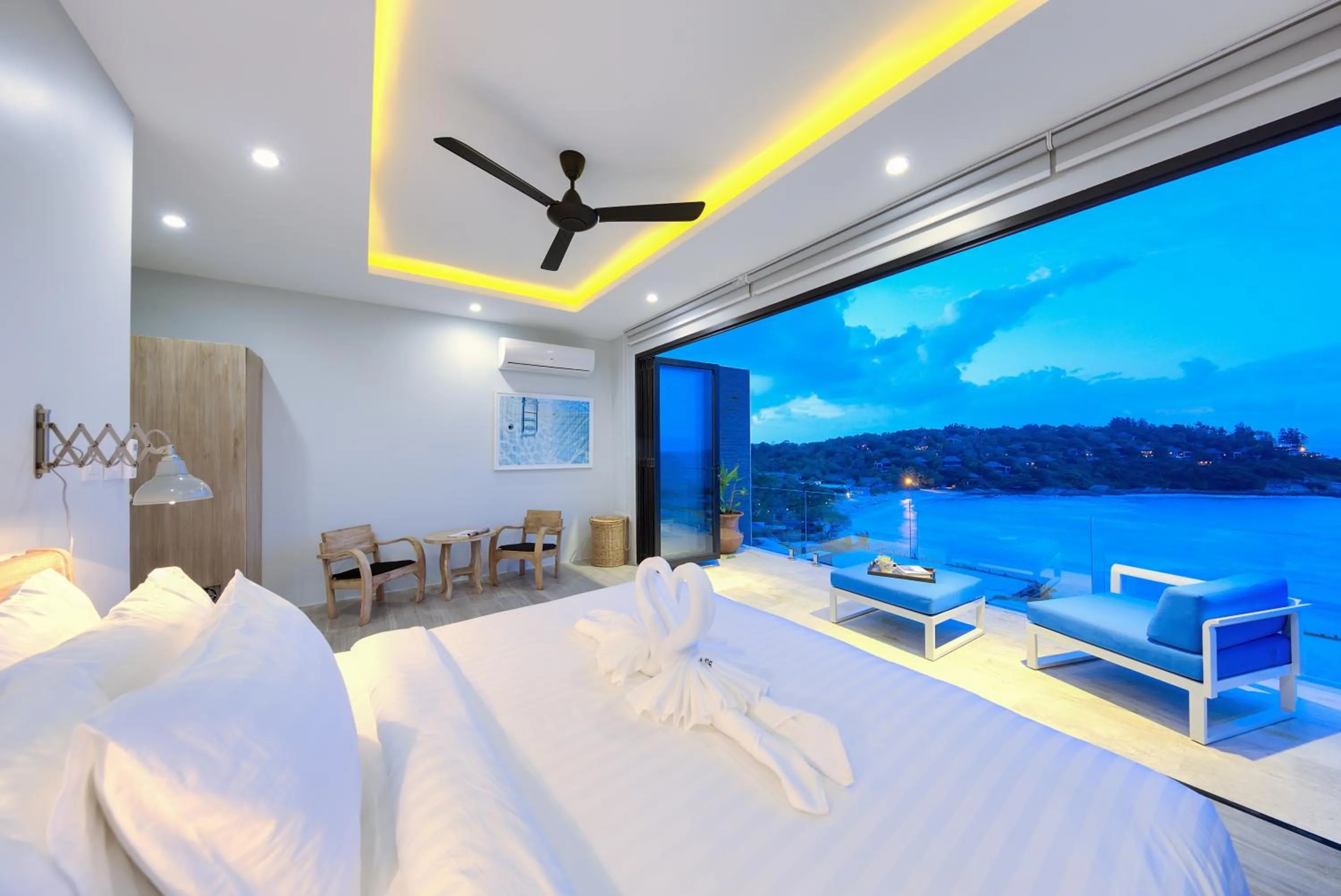 Bed in Samui Bayside Luxury Villas