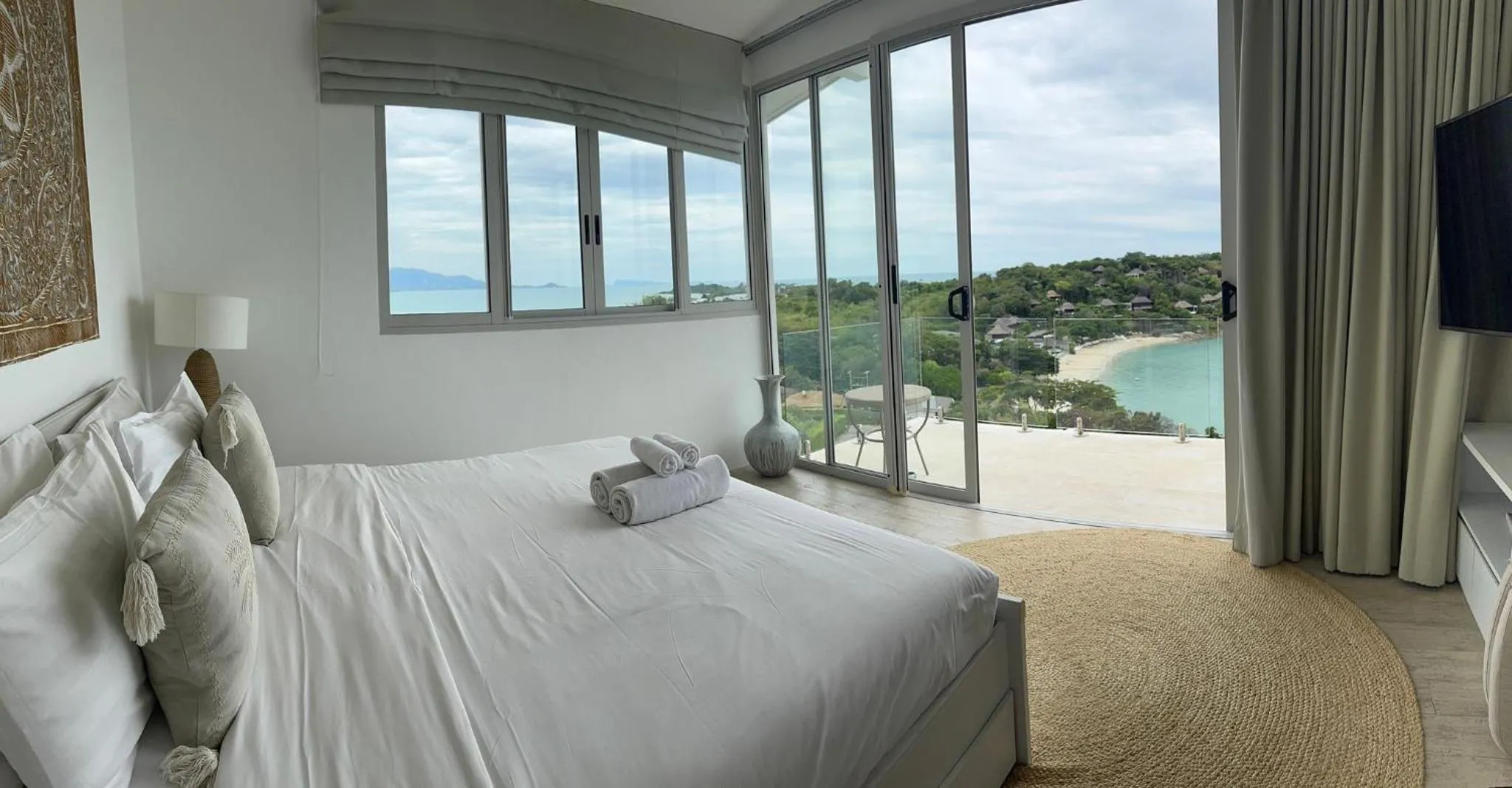 Bed in Samui Bayside Luxury Villas