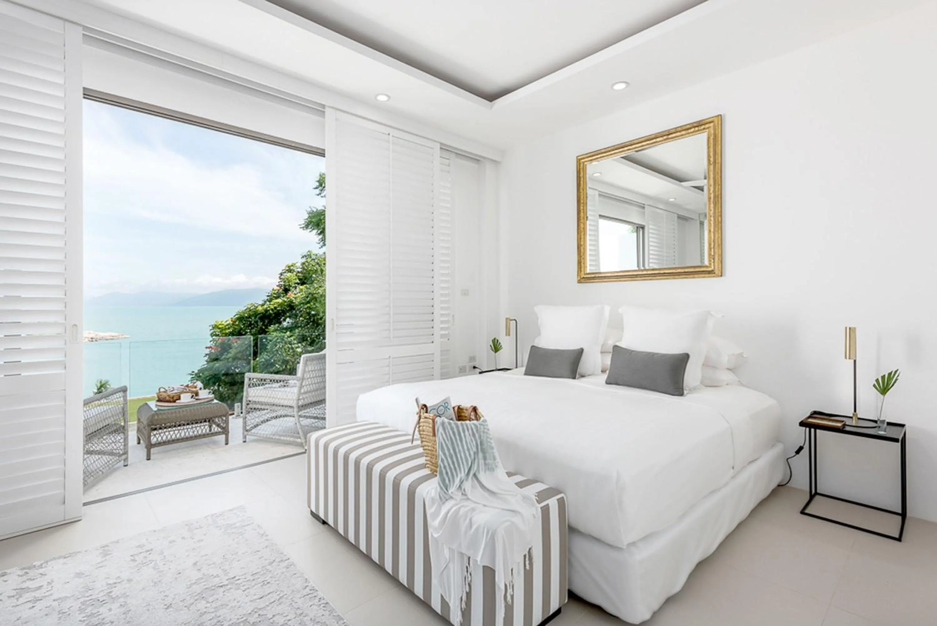 Bed in Samui Bayside Luxury Villas