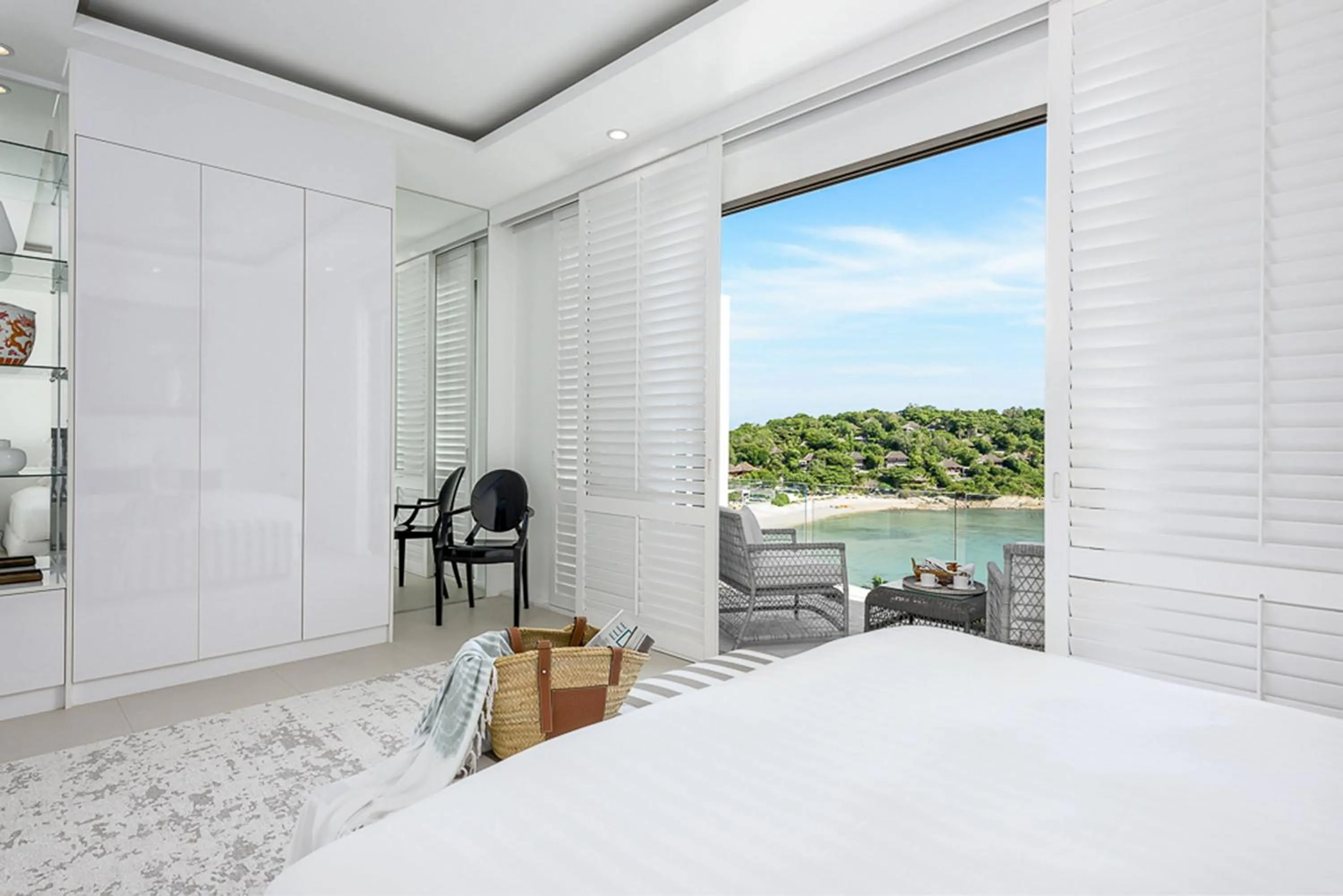 Bed in Samui Bayside Luxury Villas