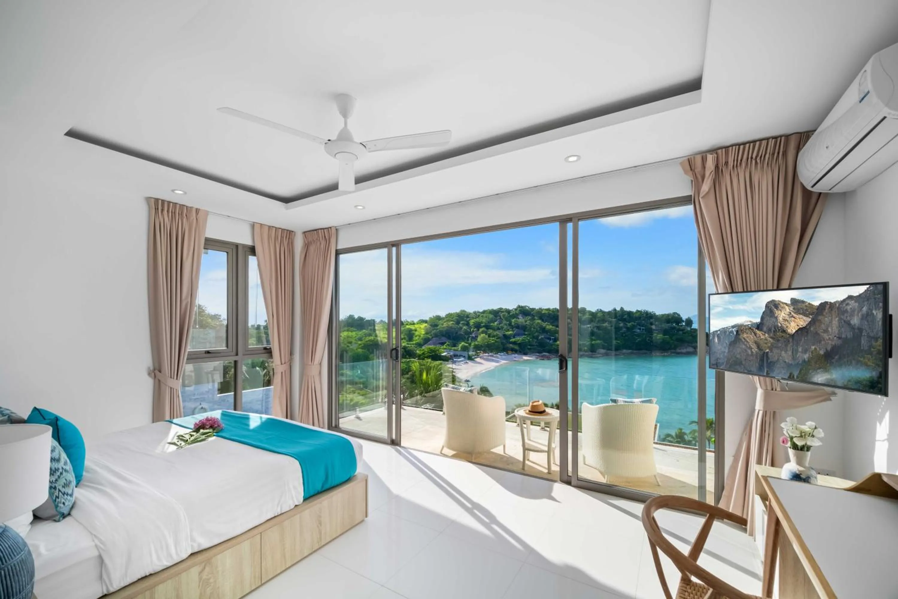 Bed in Samui Bayside Luxury Villas