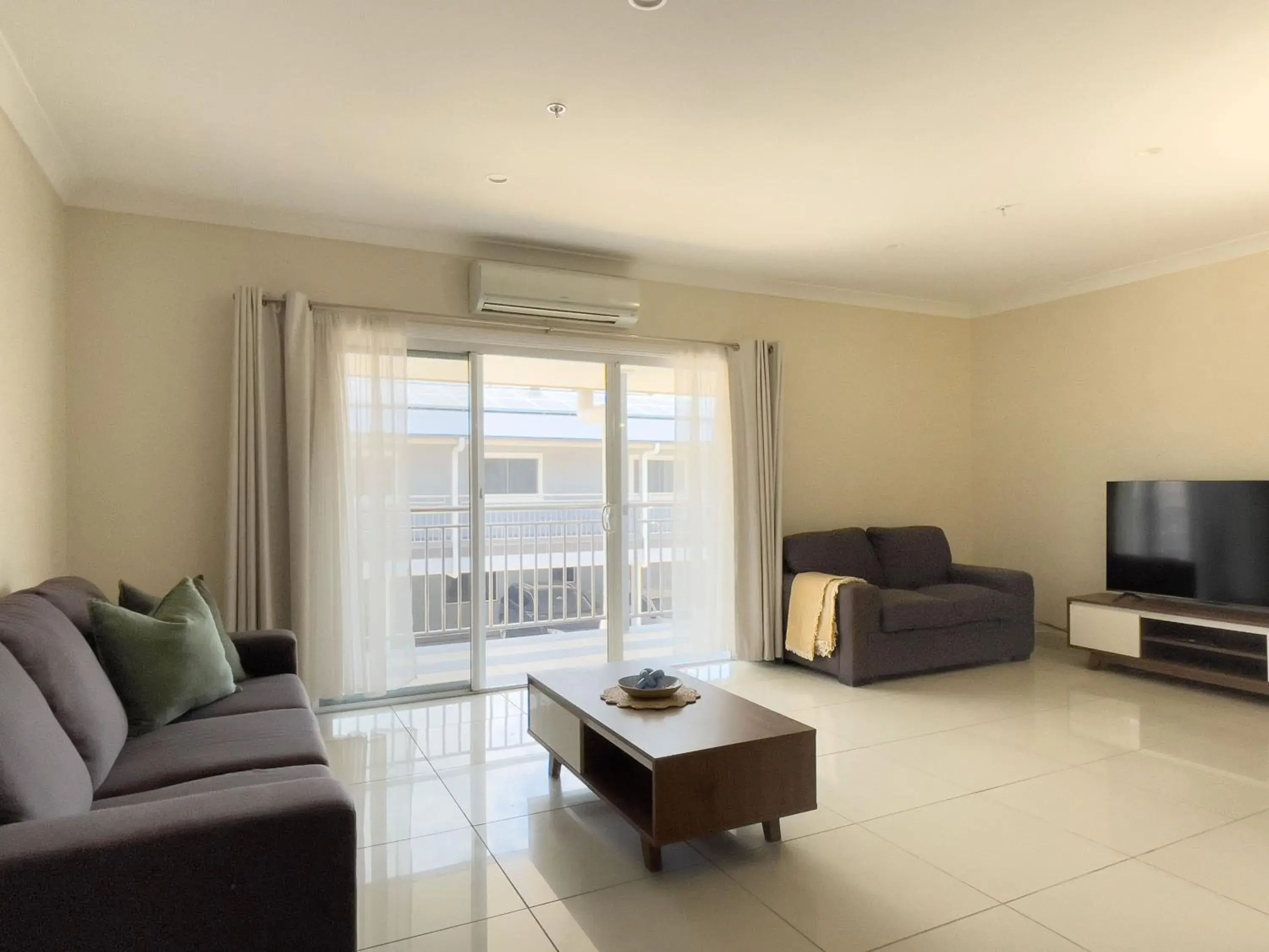 2-Bedroom Extra-Large Apartment, 1 Queen + 4 Singles, Balcony in The Phoenix Artesian Spa Resort and Accommodation 2-Bedroom Extra-Large Apartment, 1 Queen + 4 Singles, Balcony in The Phoenix Artesian Spa Resort and Accommodation