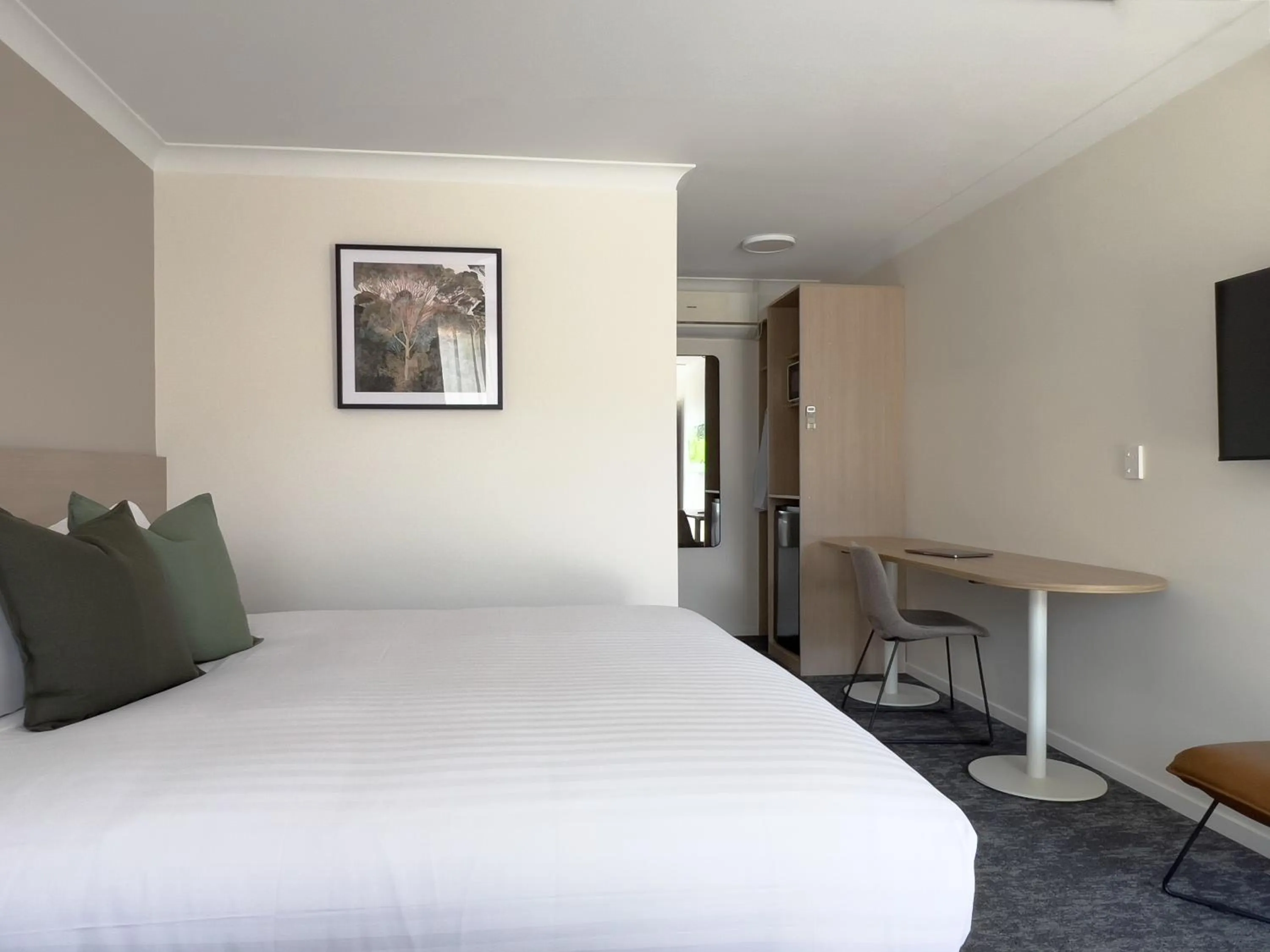 Photo of the whole room, Bed in The Phoenix Artesian Spa Resort and Accommodation