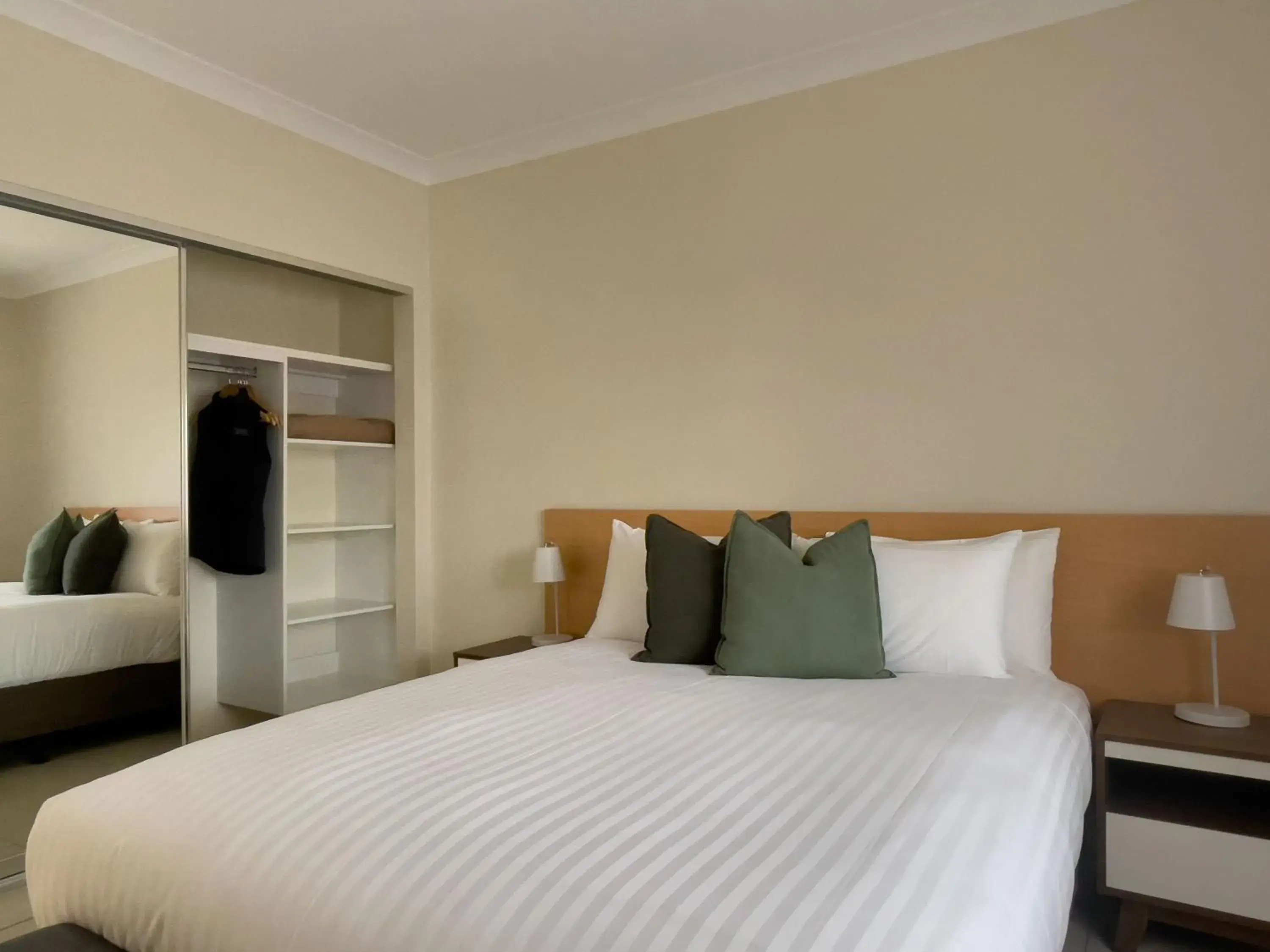 2-Bedroom Apartment, 1 Queen + 2 Singles, Balcony in The Phoenix Artesian Spa Resort and Accommodation 2-Bedroom Apartment, 1 Queen + 2 Singles, Balcony in The Phoenix Artesian Spa Resort and Accommodation