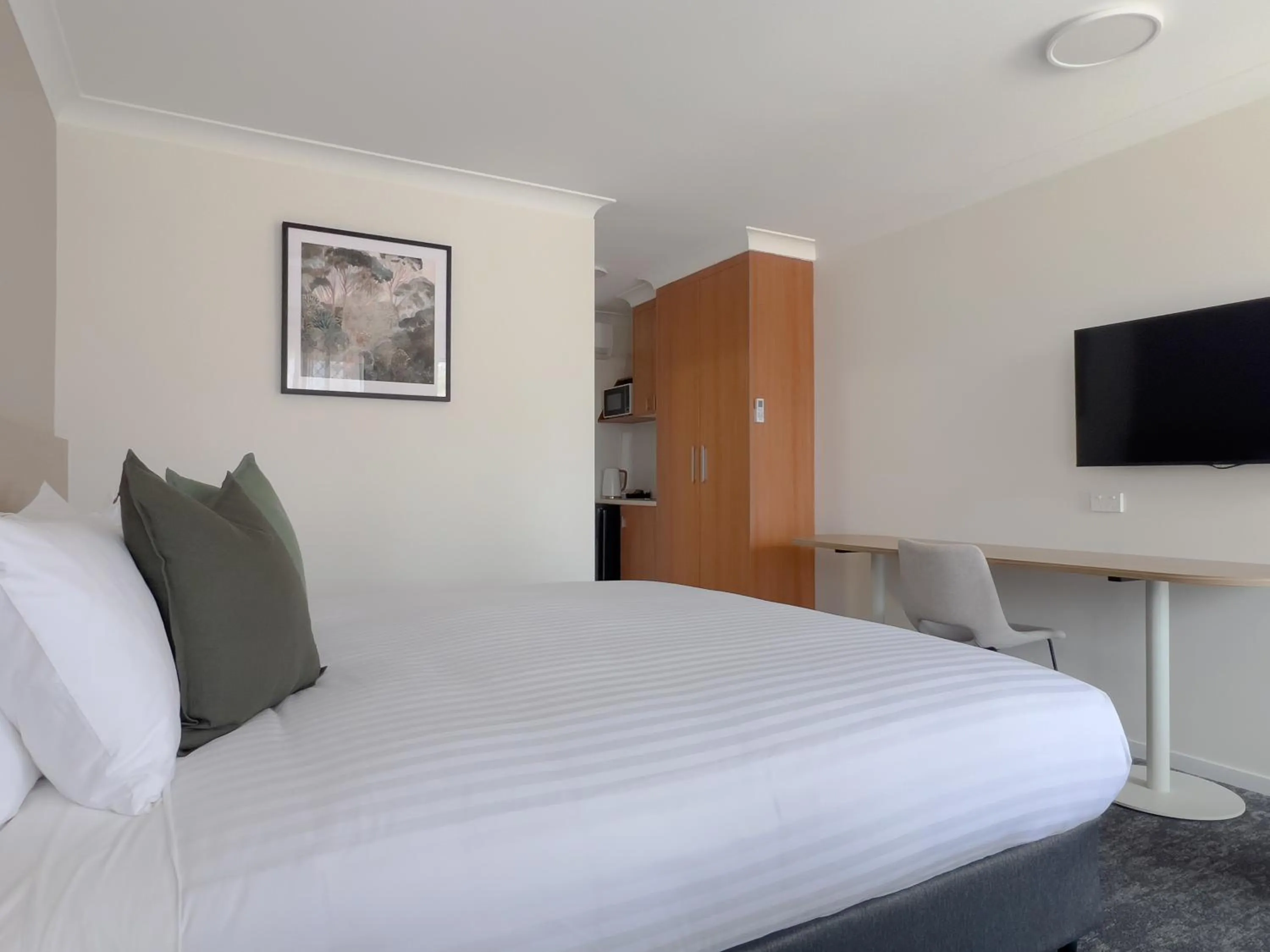 Executive Plus Queen Room in The Phoenix Artesian Spa Resort and Accommodation