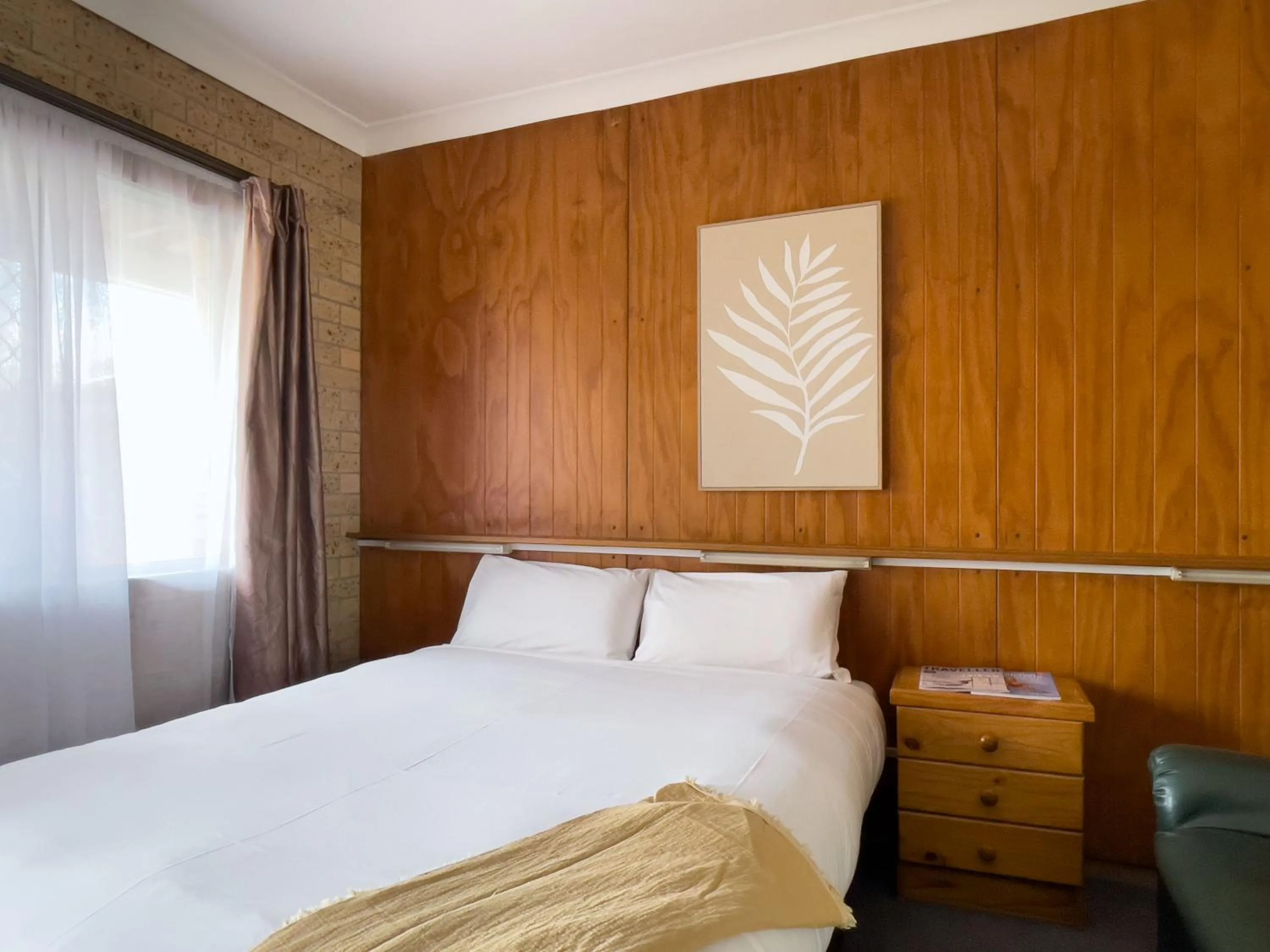 Bed in The Phoenix Artesian Spa Resort and Accommodation