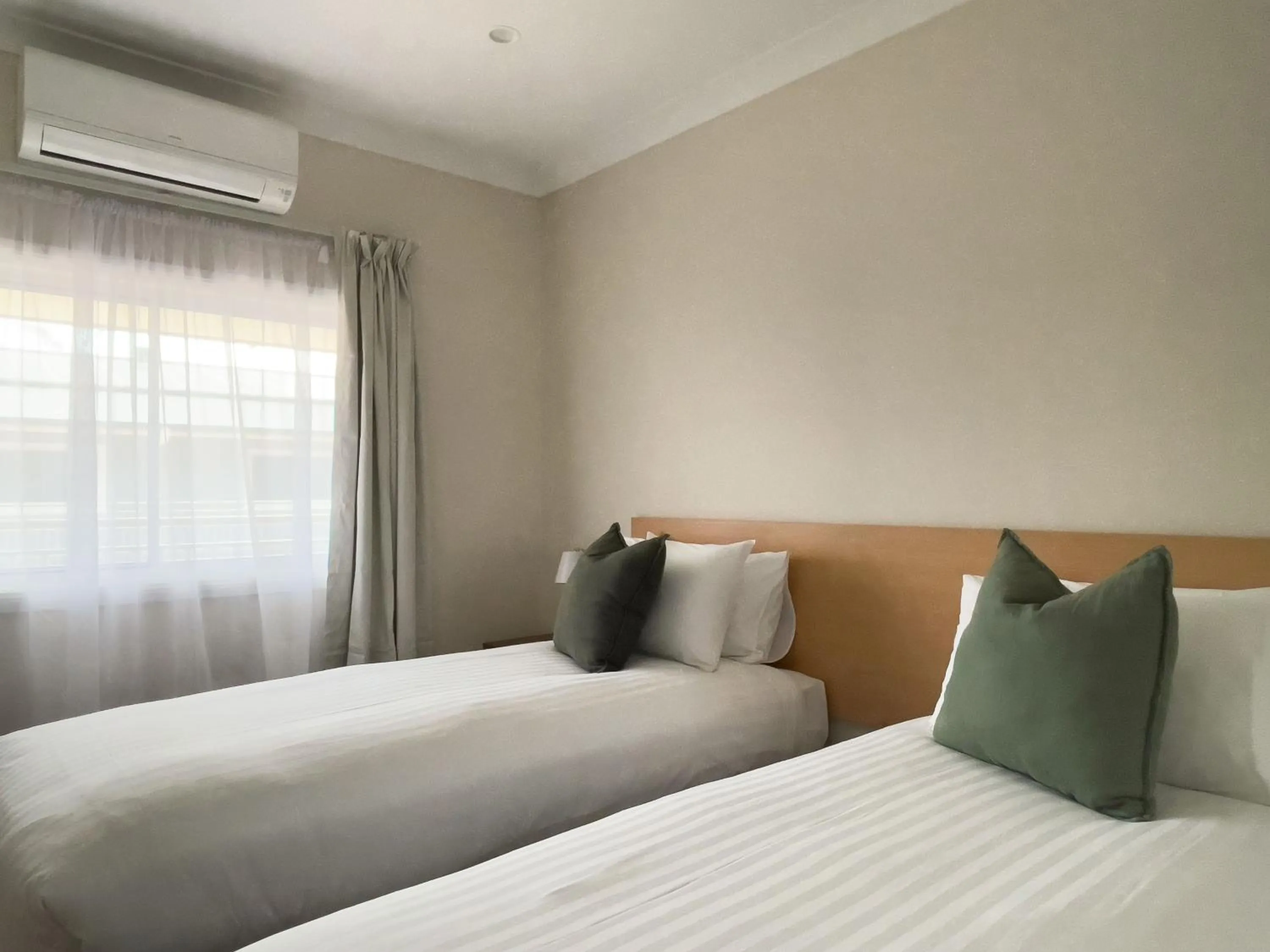 Bed in The Phoenix Artesian Spa Resort and Accommodation