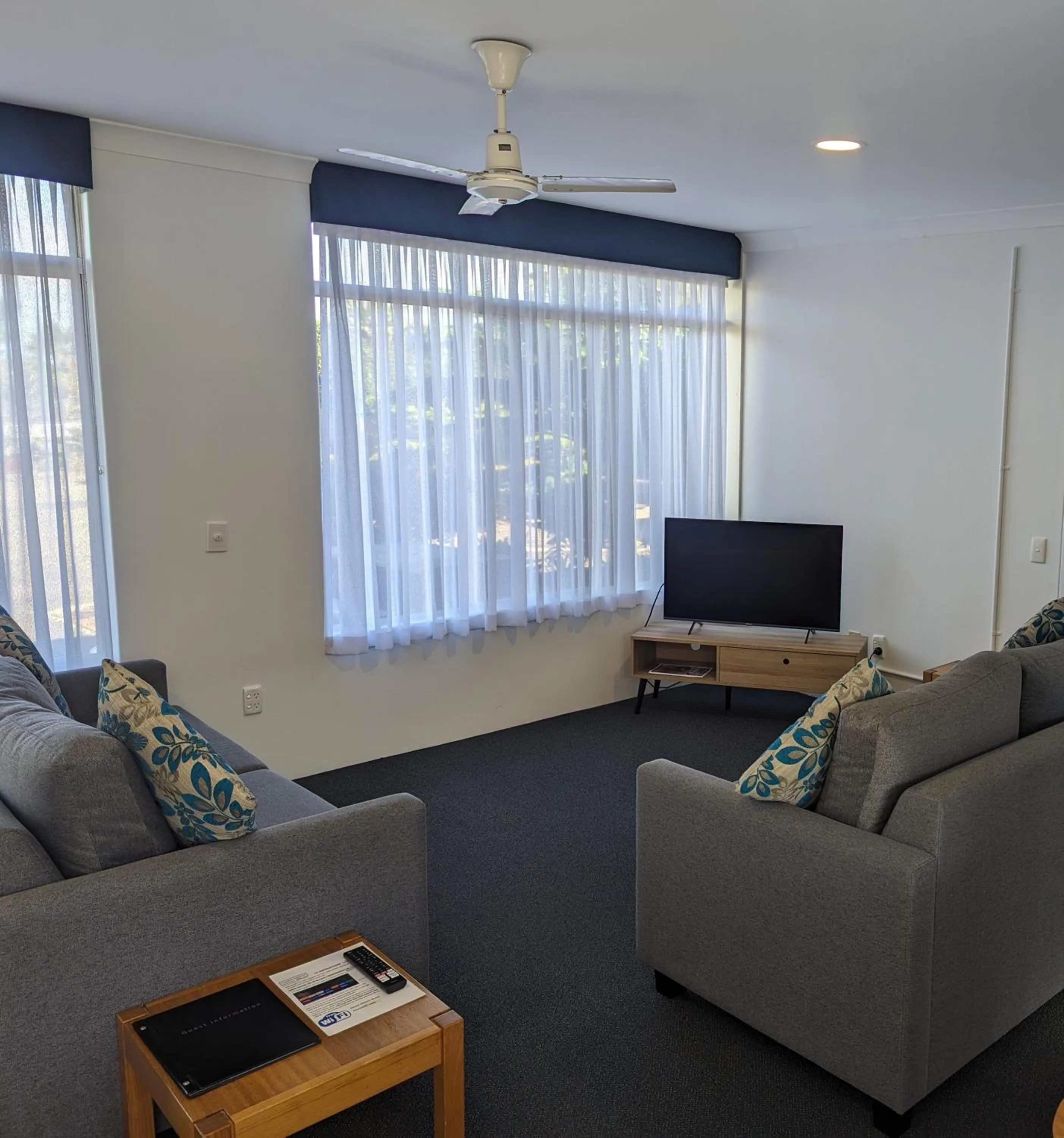 Living room in Haven Waters Motel & Apartments