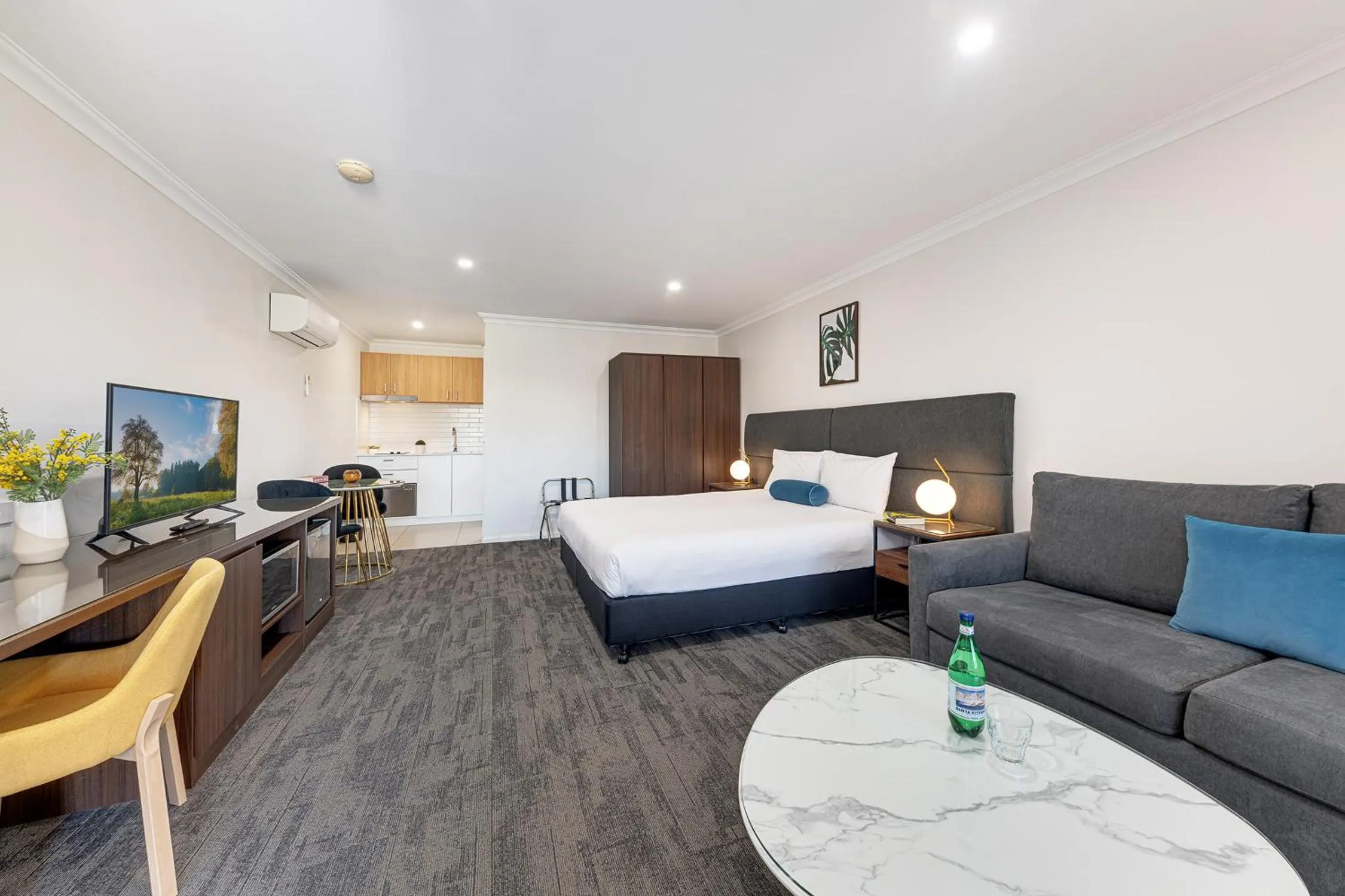 Photo of the whole room, Bed in Littomore Suites Bathurst