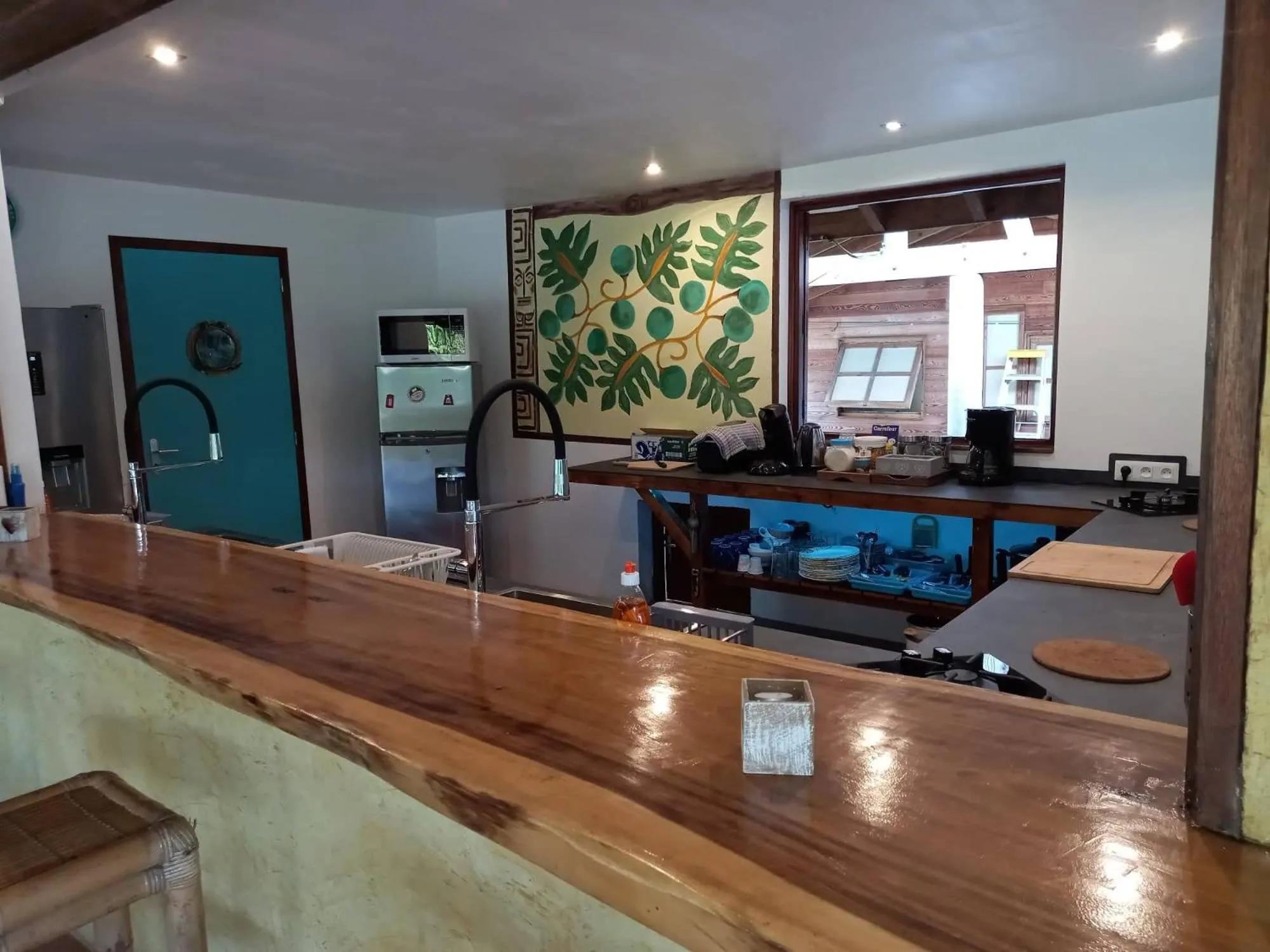 Communal kitchen in Fare Oviri Lodge