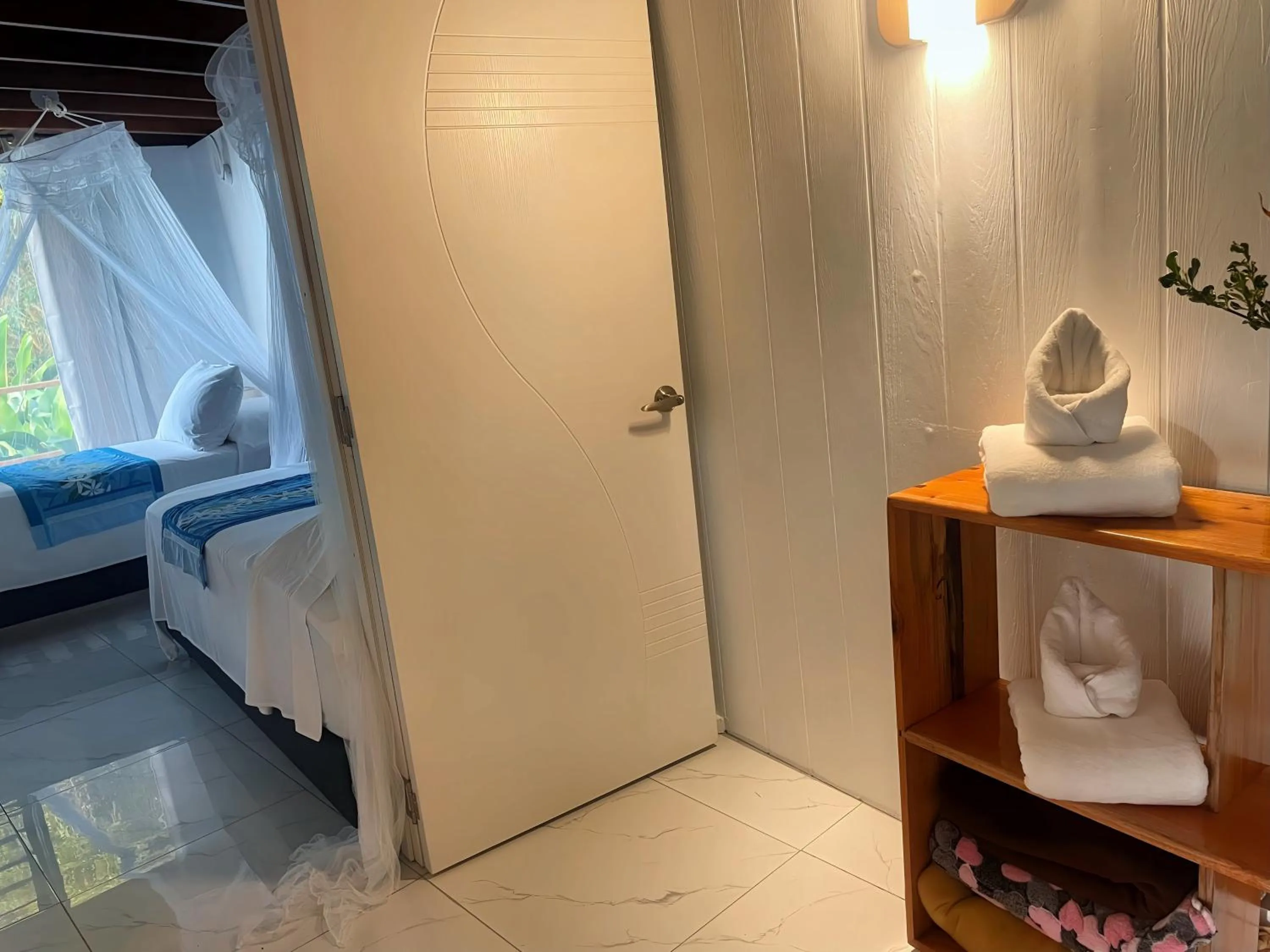 towels, Bed in Fare Oviri Lodge