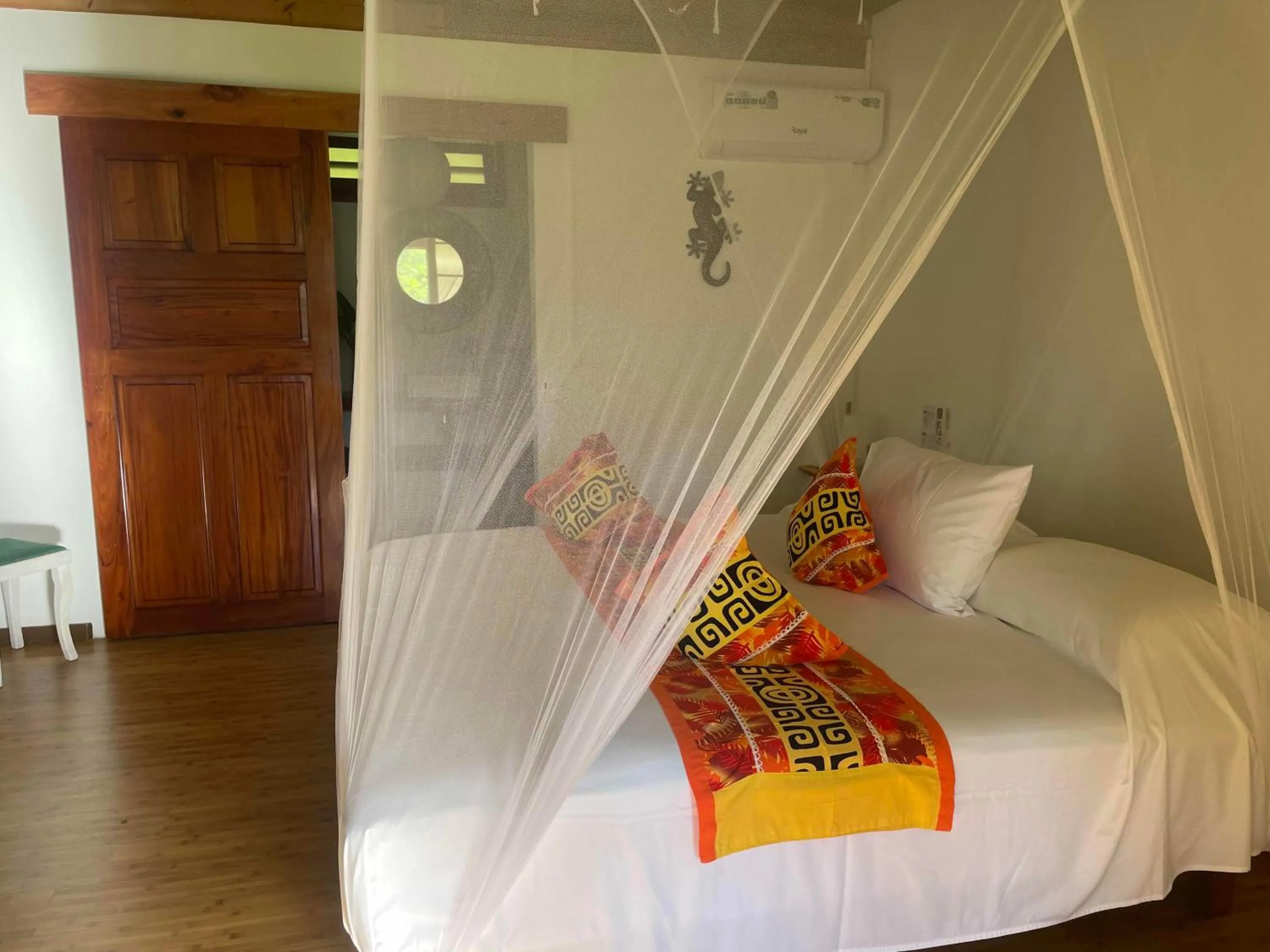 Bedroom, Bed in Fare Oviri Lodge