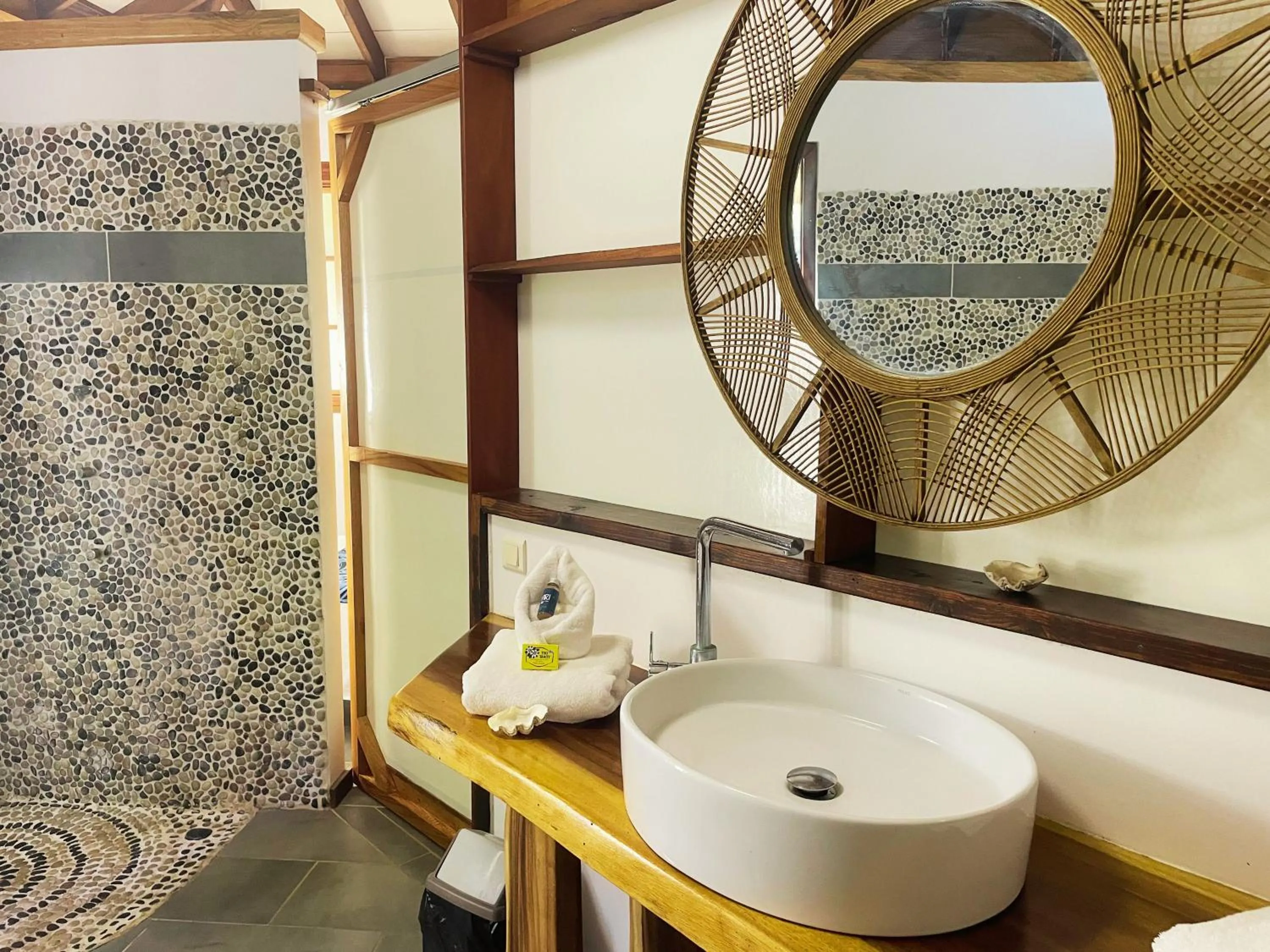 Bathroom in Fare Oviri Lodge