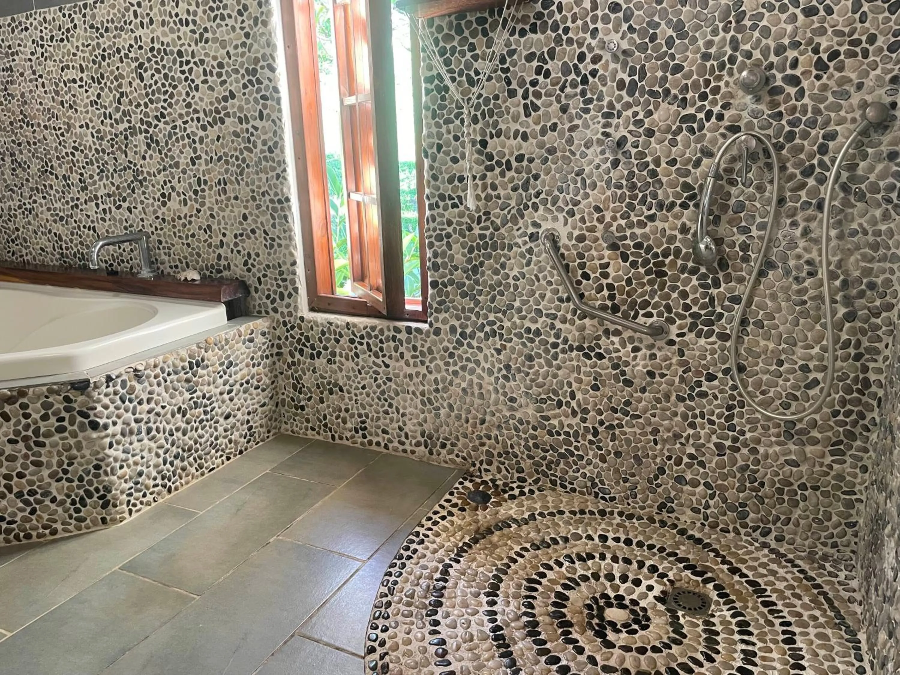 Bathroom in Fare Oviri Lodge