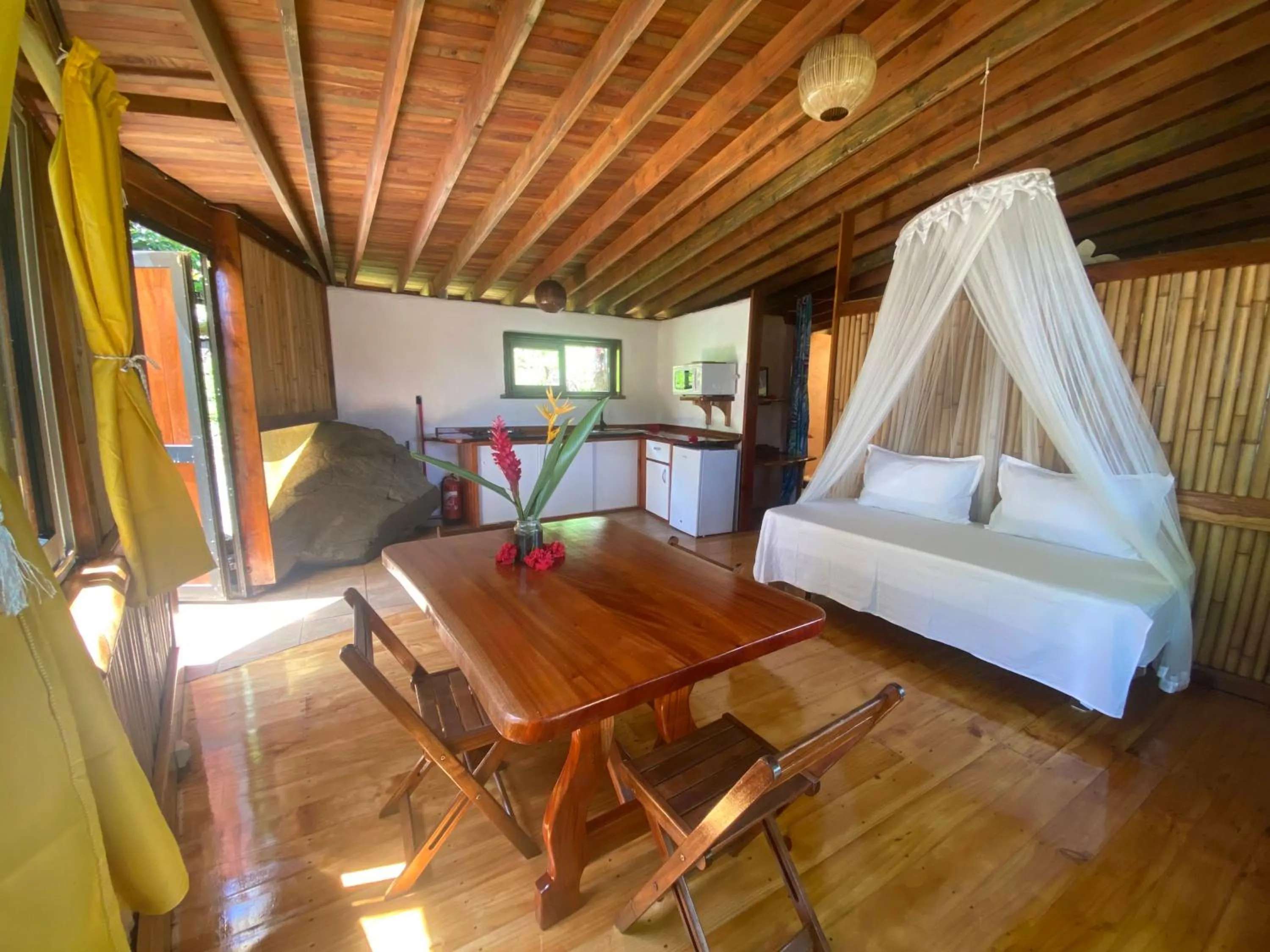 Living room, Bed in Fare Oviri Lodge