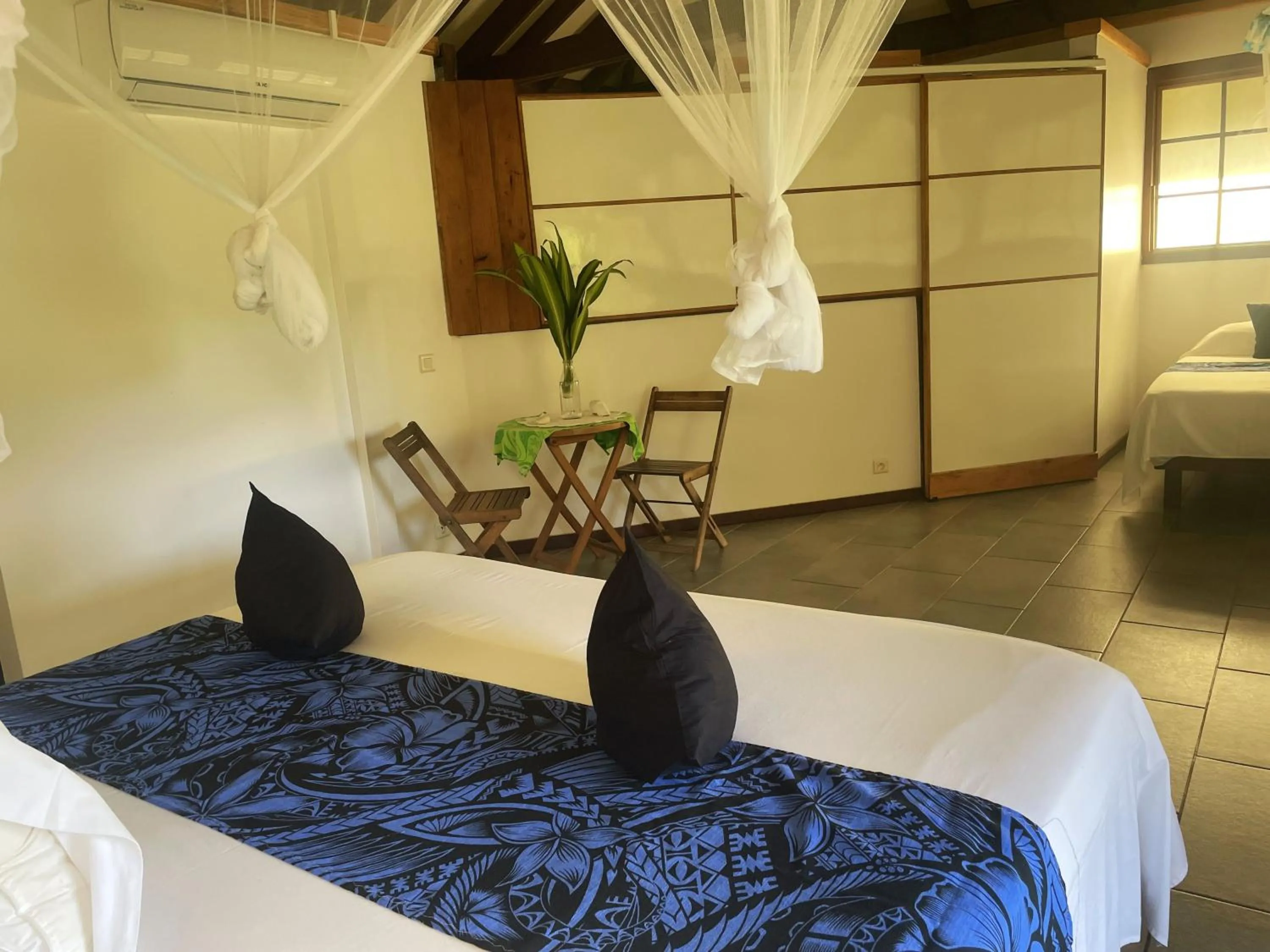 Bedroom, Bed in Fare Oviri Lodge
