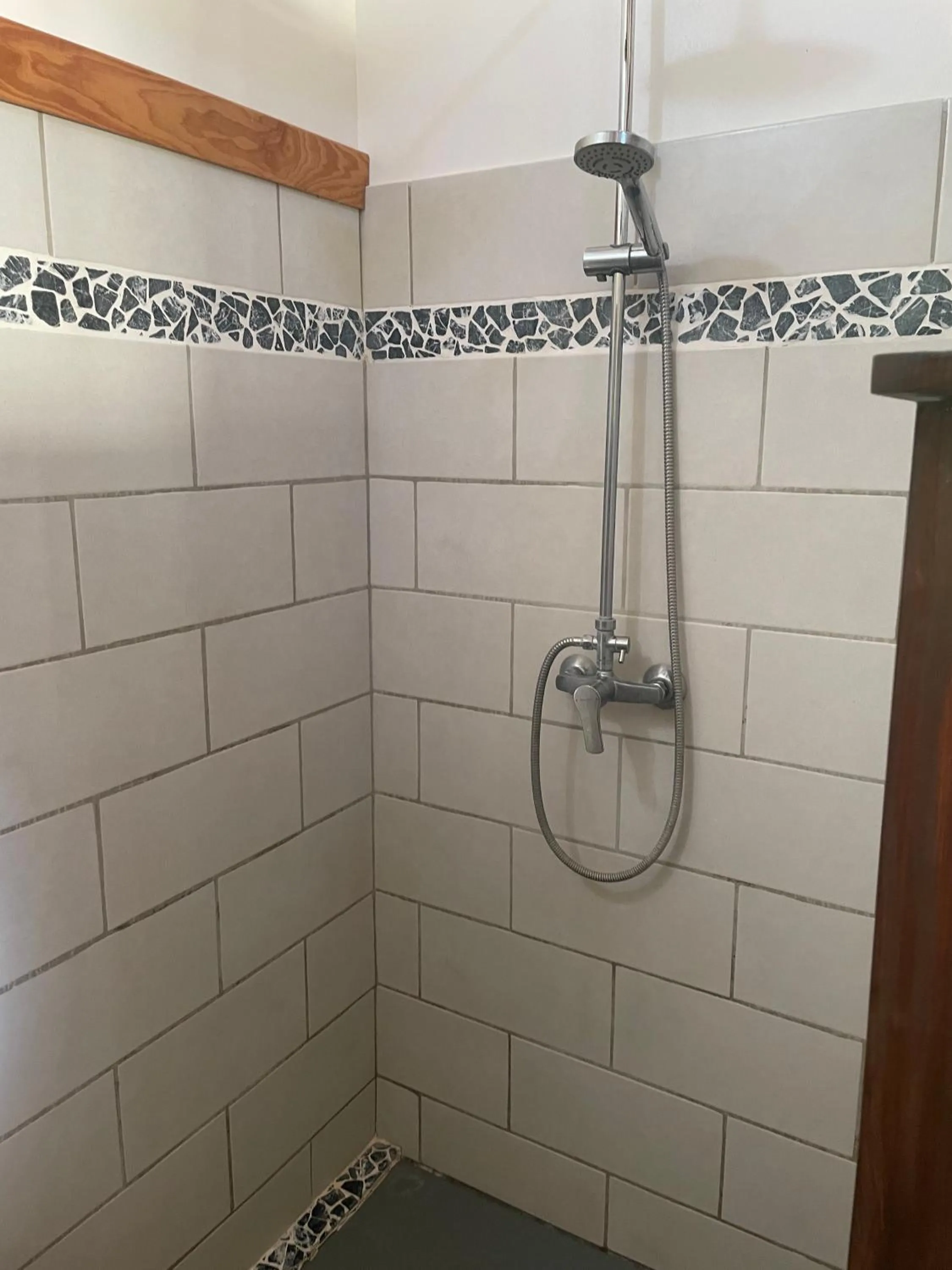 Shower in Fare Oviri Lodge