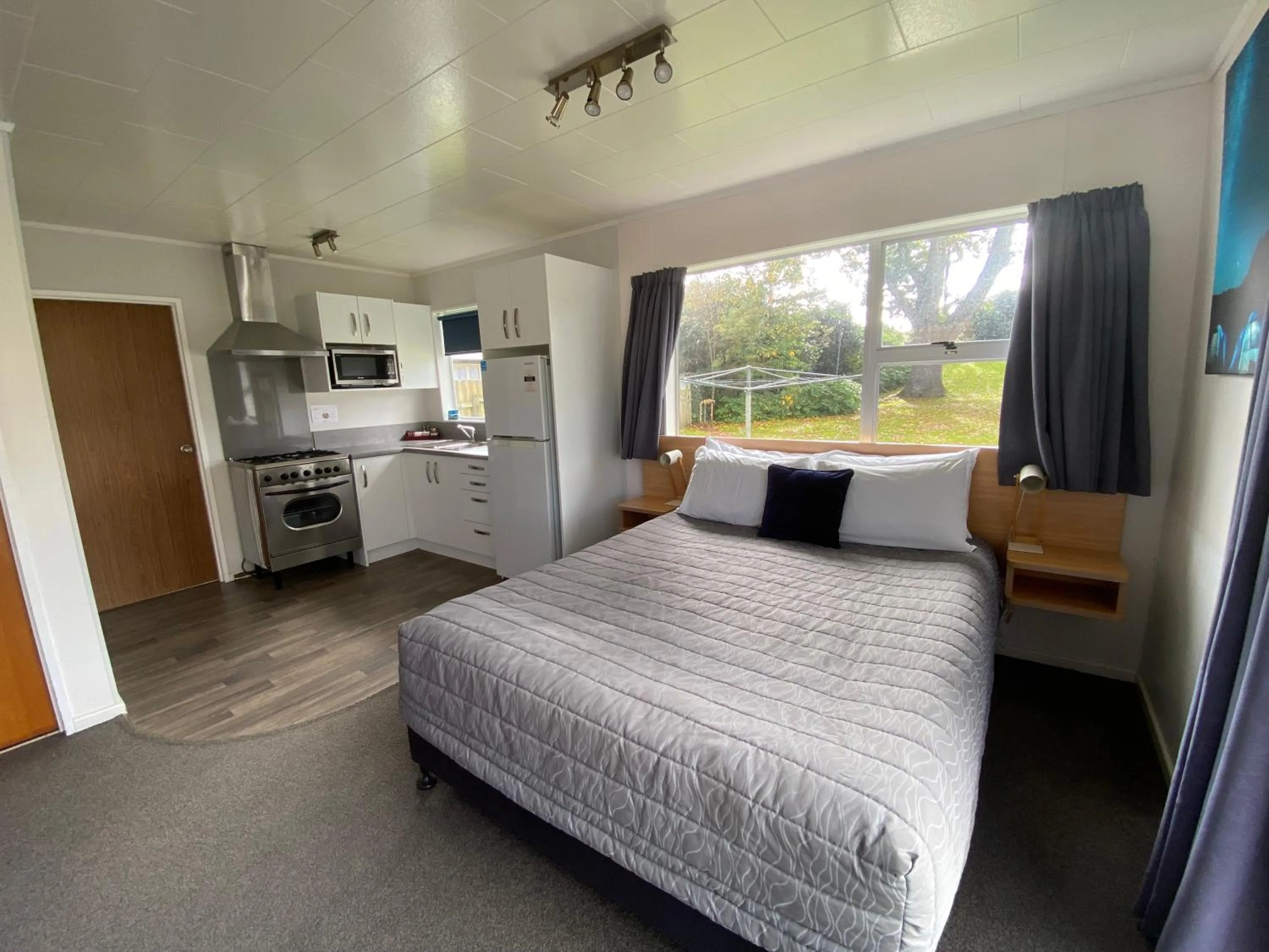 Photo of the whole room, Bed in Whanganui River Top 10 Holiday Park