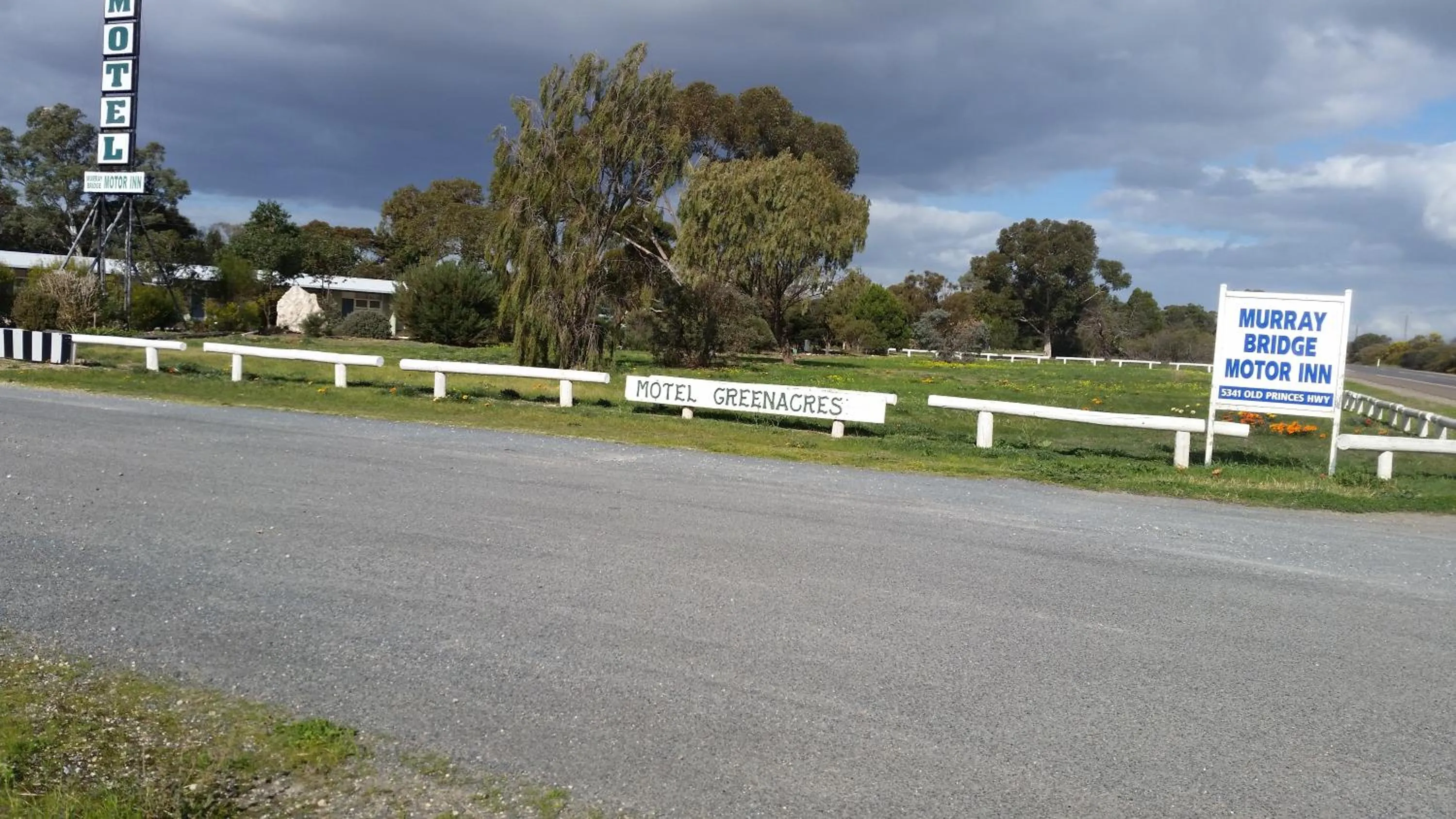 Garden view in Murray Bridge Motor Inn