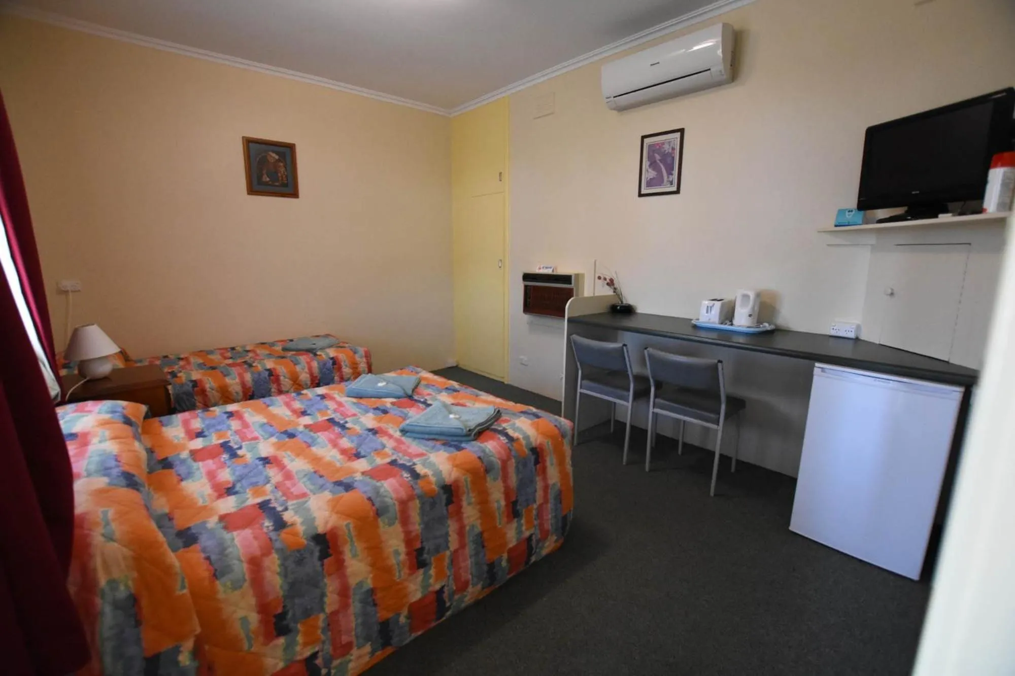 Photo of the whole room, Bed in Murray Bridge Motor Inn