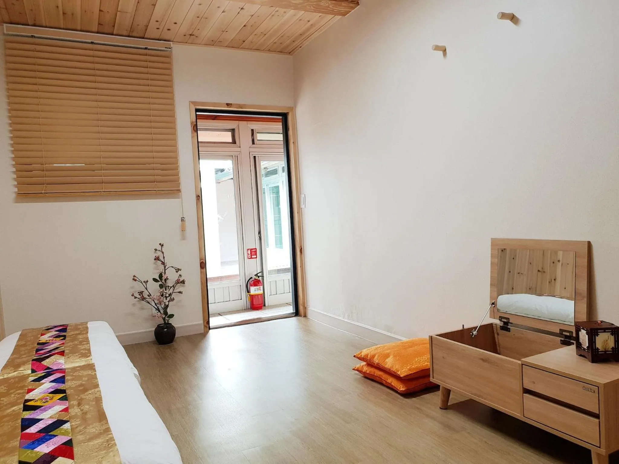 Photo of the whole room, Bed in Dal Garam Guesthouse - 외국인 전용