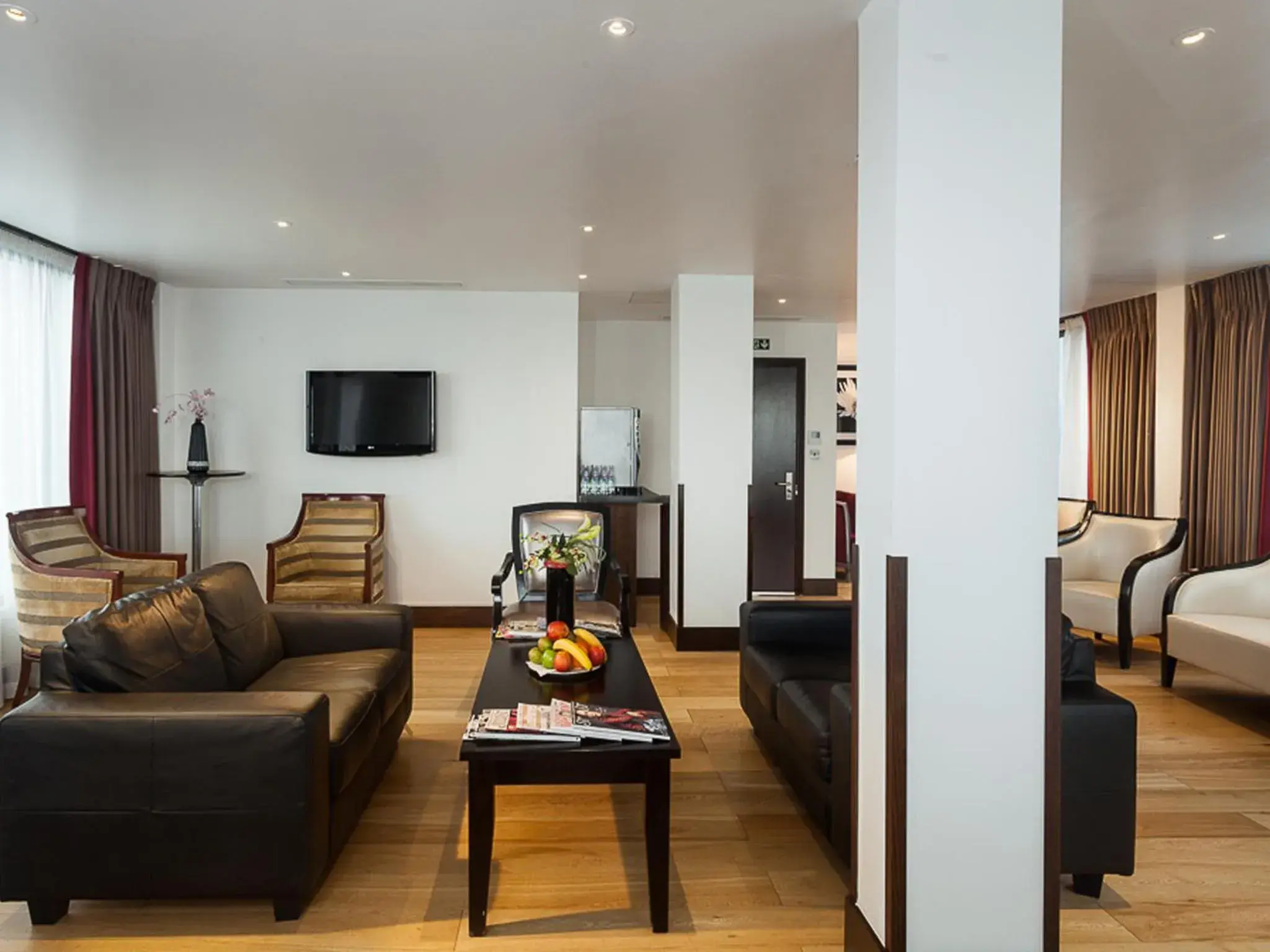 Lobby or reception, Bed in Park Grand Heathrow Lobby or reception, Bed in Park Grand Heathrow