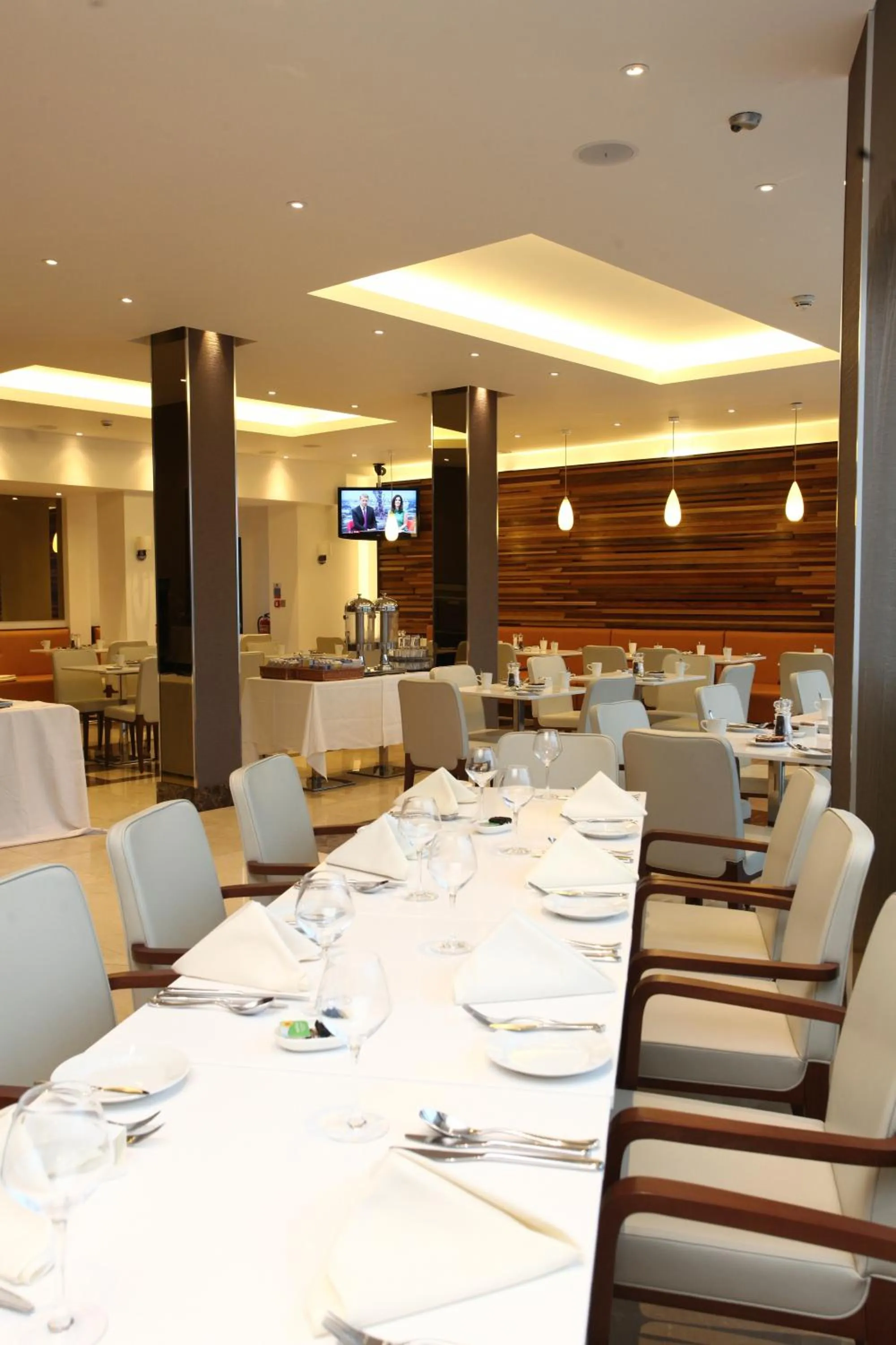 Restaurant/places to eat in Park Grand Heathrow