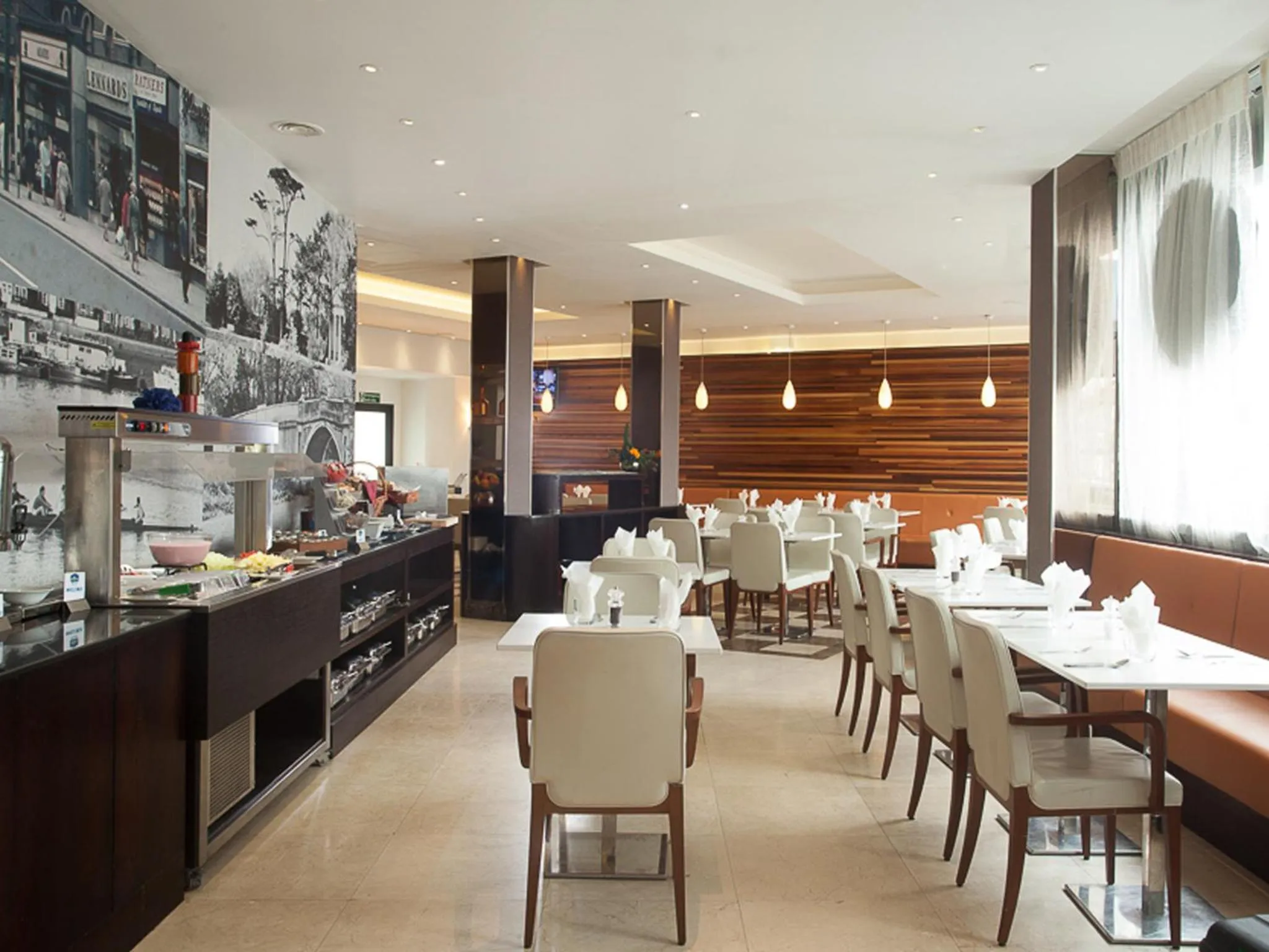 Restaurant/places to eat in Park Grand Heathrow