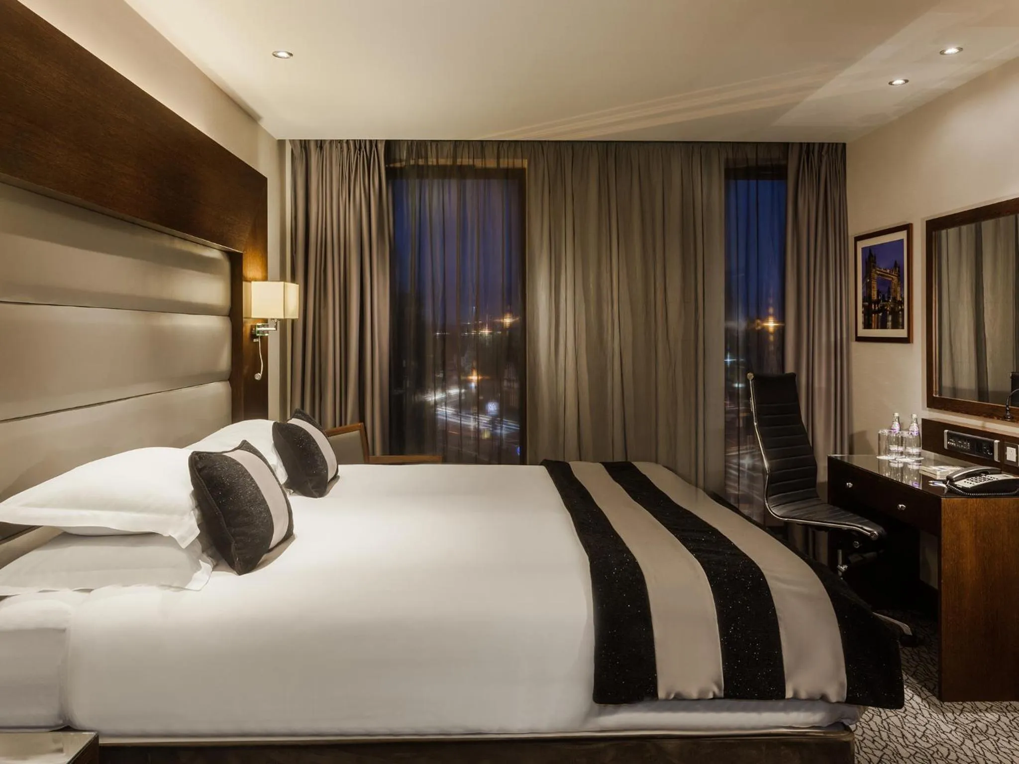 Photo of the whole room, Bed in Park Grand Heathrow