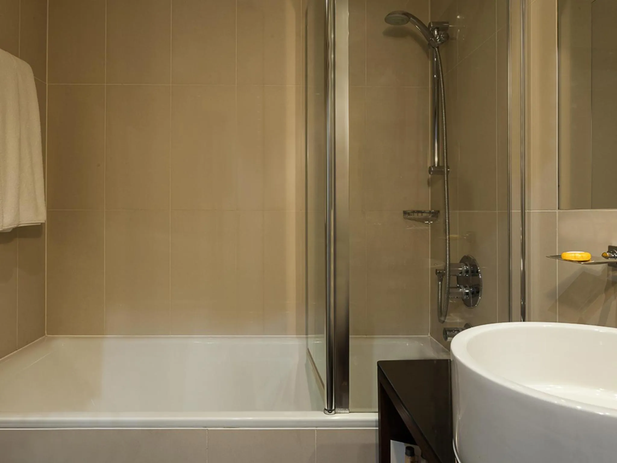 Hot Tub in Park Grand Heathrow