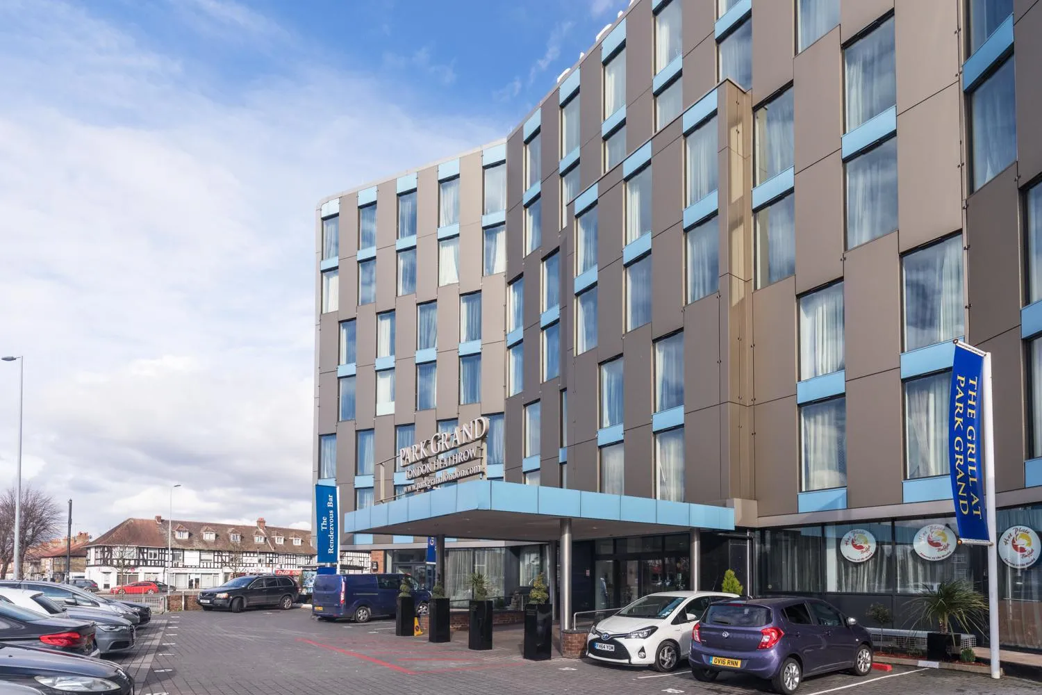 Facade/entrance in Park Grand Heathrow