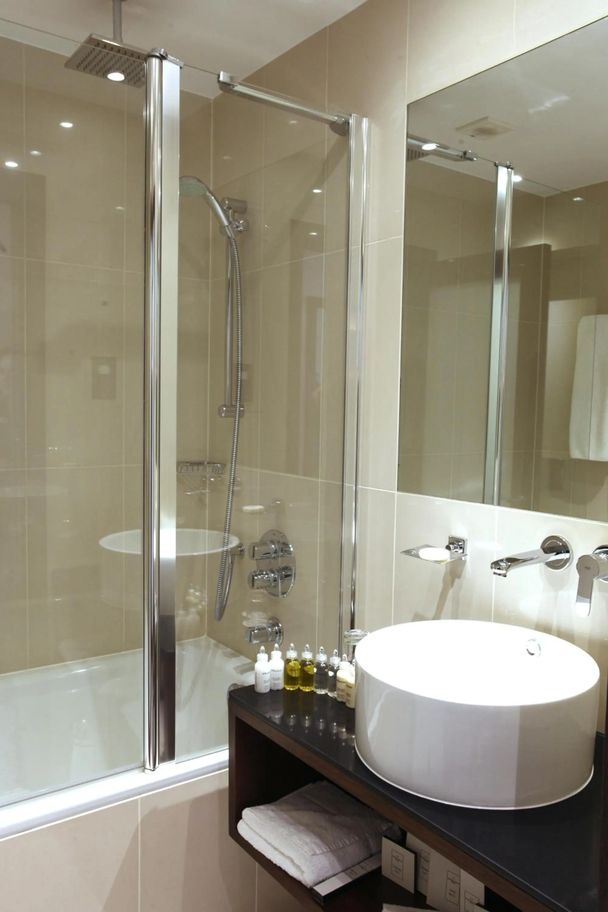 Bathroom in Park Grand Heathrow